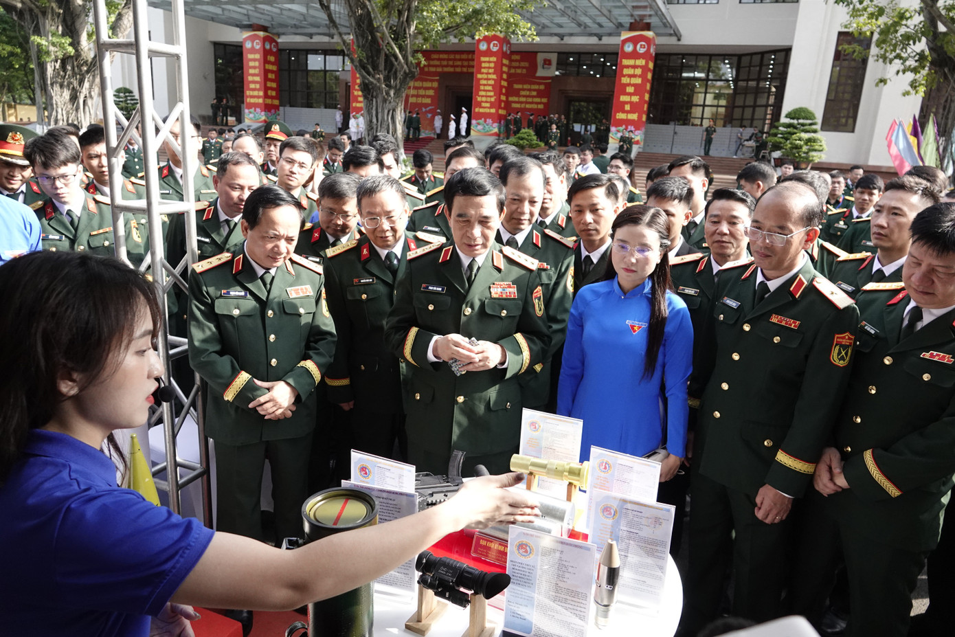 Lãnh đạo Quân ủy Trung ương - Bộ Quốc phòng và Trung ương Đoàn tham quan khu trưng bày sản phẩm sáng tạo trẻ của cán bộ, đoàn viên thanh niên Tổng cục Công nghiệp quốc phòng. Ảnh: Nguyễn Minh