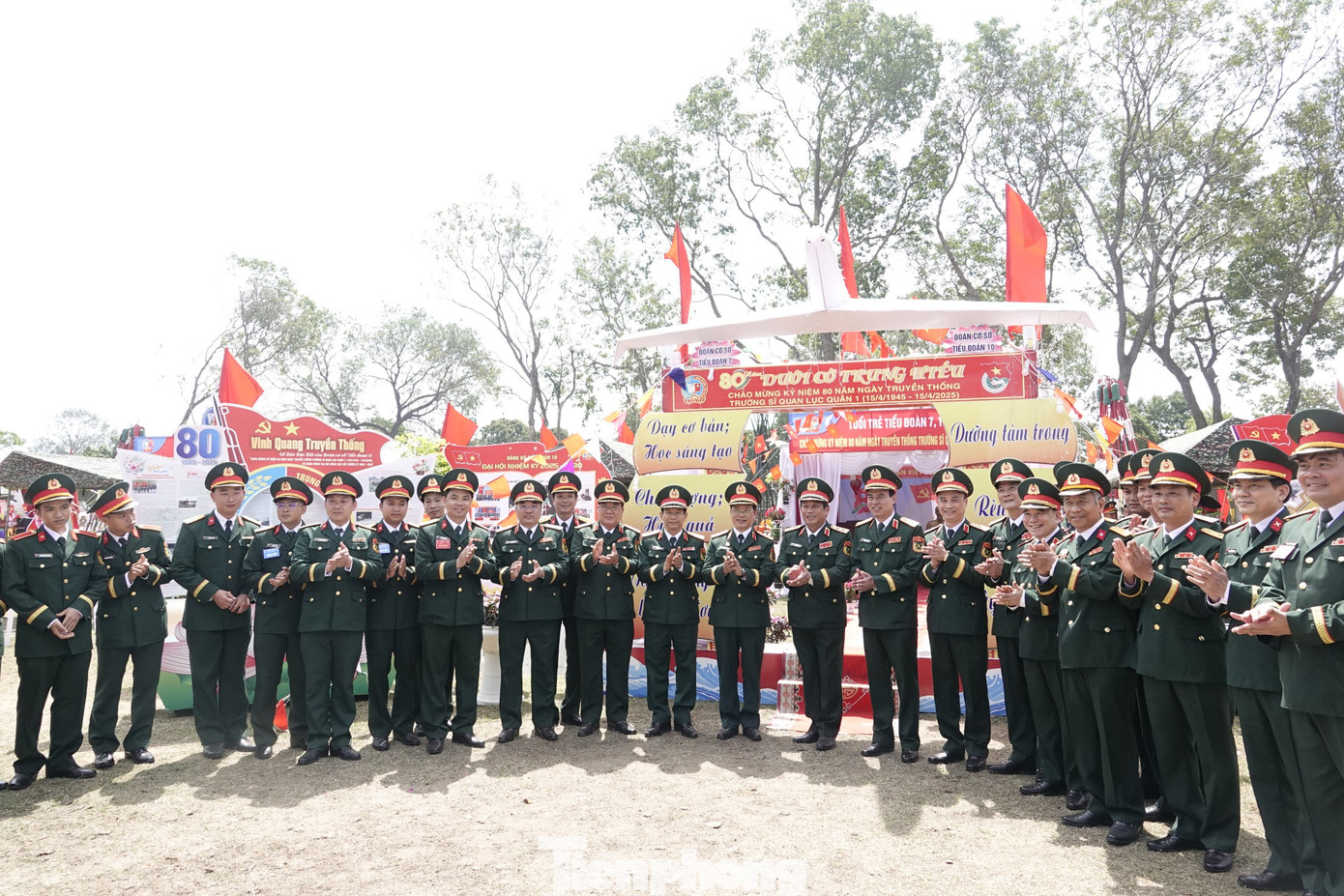 Các đại biểu dự lễ kỷ niệm tham quan Hội trại thanh niên của tuổi trẻ nhà trường.