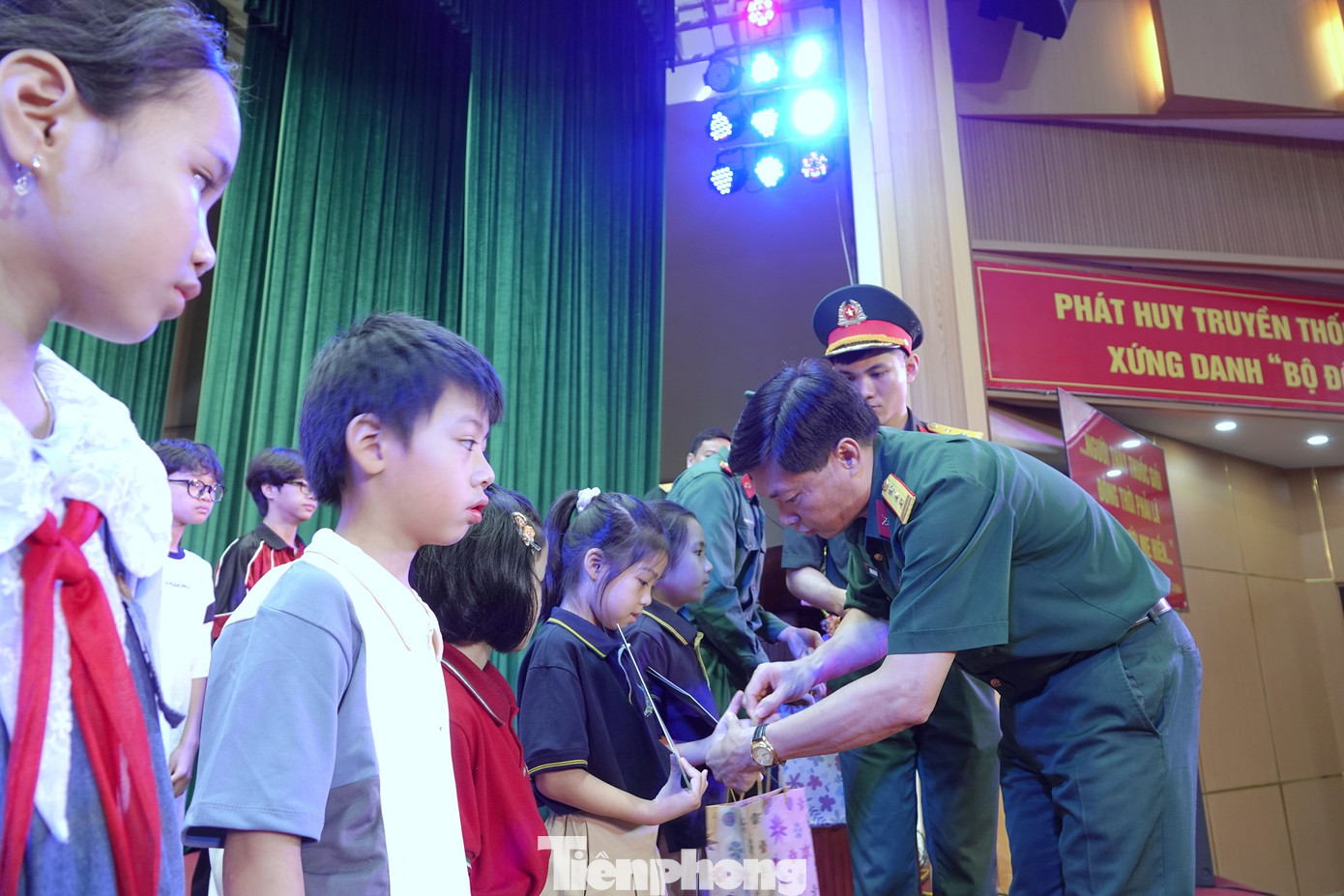 Lãnh đạo Phòng Chính trị và Phòng Hậu cần - Kỹ thuật (Học viện Quân y) trao quà tặng các học sinh đoạt giải cấp tỉnh, thành phố và cấp quận, huyện. Lãnh đạo Phòng Chính trị và Phòng Hậu cần - Kỹ thuật (Học viện Quân y) trao quà tặng các học sinh đoạt giải cấp tỉnh, thành phố và cấp quận, huyện.