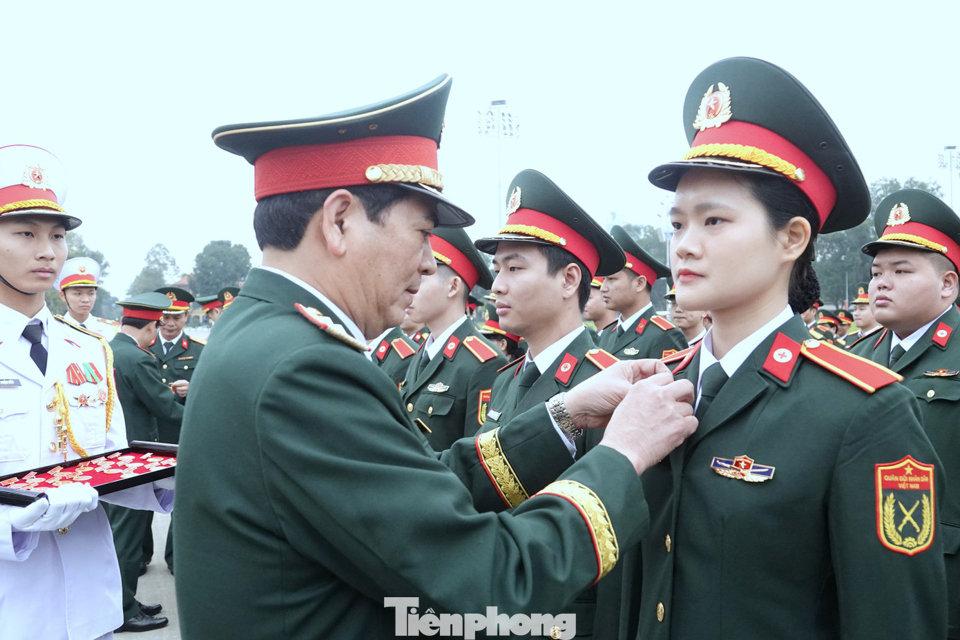 Trung tướng, PGS.TS Nghiêm Đức Thuận - Chính uỷ Học viện Quân y, gắn Huy hiệu Bác Hồ tặng các học viên tiêu biểu. Trung tướng, PGS.TS Nghiêm Đức Thuận - Chính uỷ Học viện Quân y, gắn Huy hiệu Bác Hồ tặng các học viên tiêu biểu.