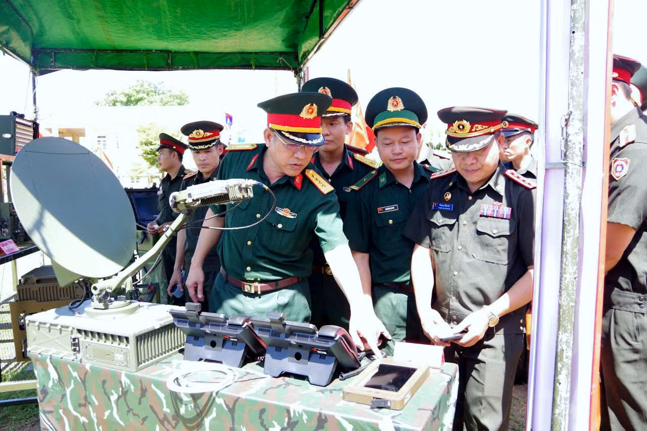 Đoàn tới tham quan, giao lưu văn hóa văn nghệ tại Tiểu đoàn 3, Lữ đoàn 575, Quân khu 5.