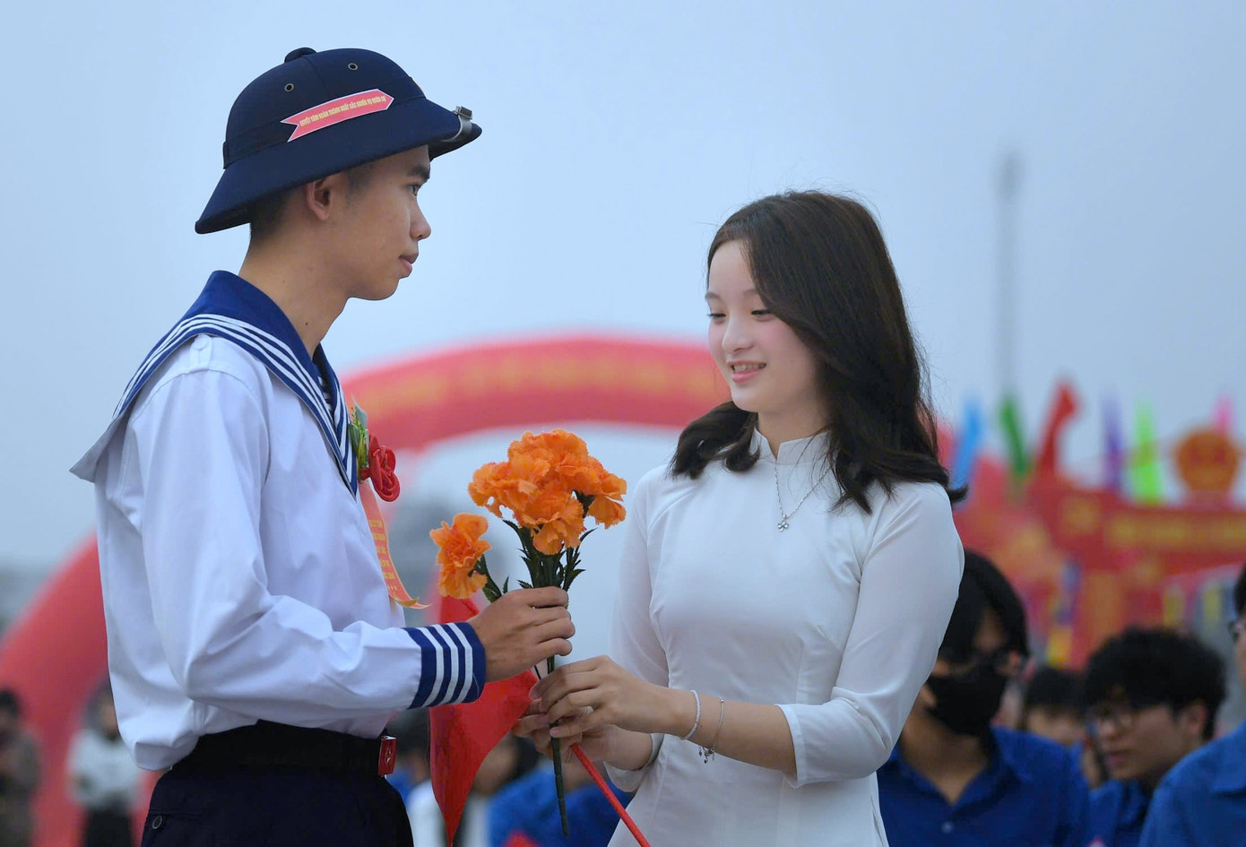 Thiếu nữ Đông Triều trao gửi niềm tin cho tân binh trước giờ về đơn vị thực hiện nghĩa vụ quân sự.