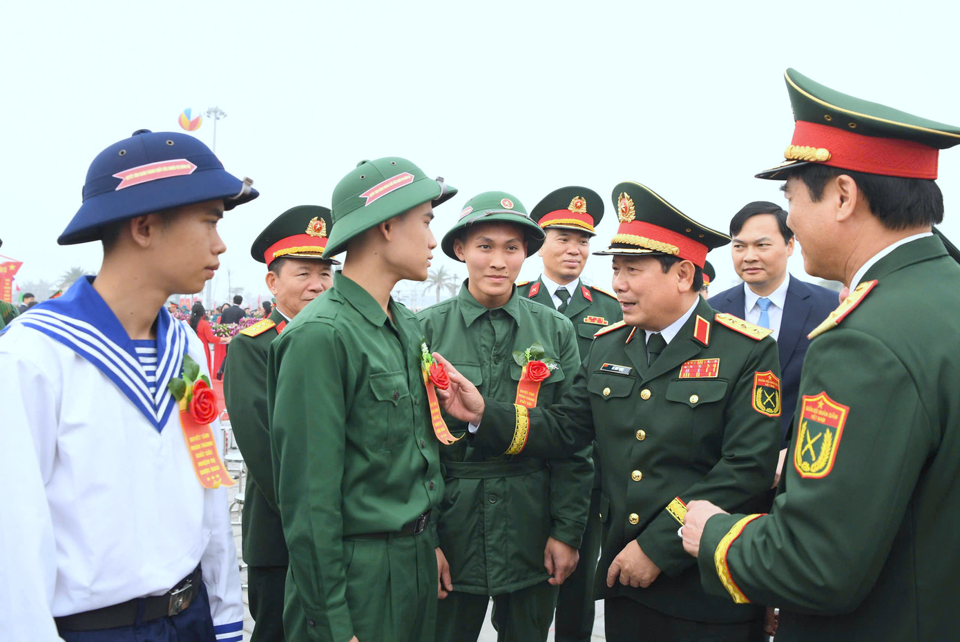 Thượng tướng Lê Huy Vịnh - Ủy viên Trung ương Đảng, Thứ trưởng Bộ Quốc phòng, trò chuyện, căn dặn thanh niên thành phố Đông Triều, tỉnh Quảng Ninh tại Lễ giao nhận quân năm 2025.