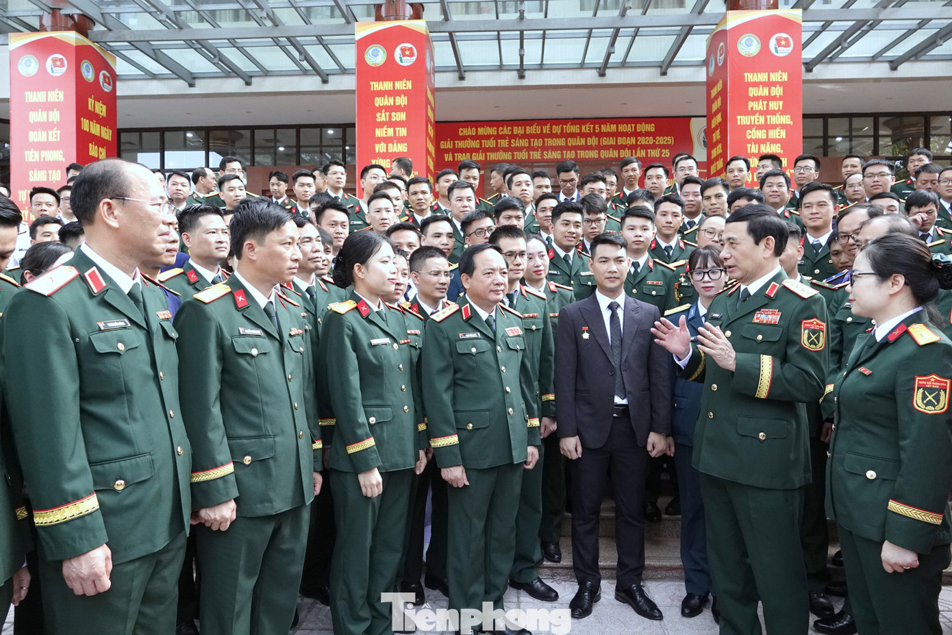 Lãnh đạo Quân ủy Trung ương - Bộ Quốc phòng trò chuyện với các đại biểu về dự chương trình. Ảnh: Nguyễn Minh