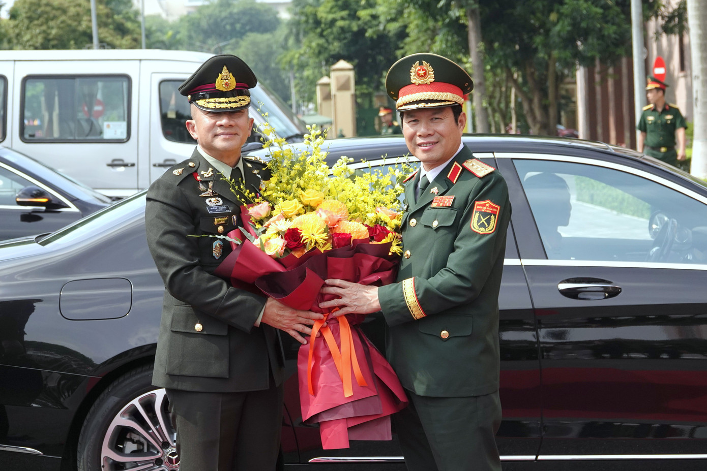 Đại tướng Nguyễn Tân Cương đón Đại tướng Songwit Nunphakdee tới dự cuộc hội đàm cấp cao tại trụ sở Bộ Quốc phòng. Ảnh: Nguyễn Minh