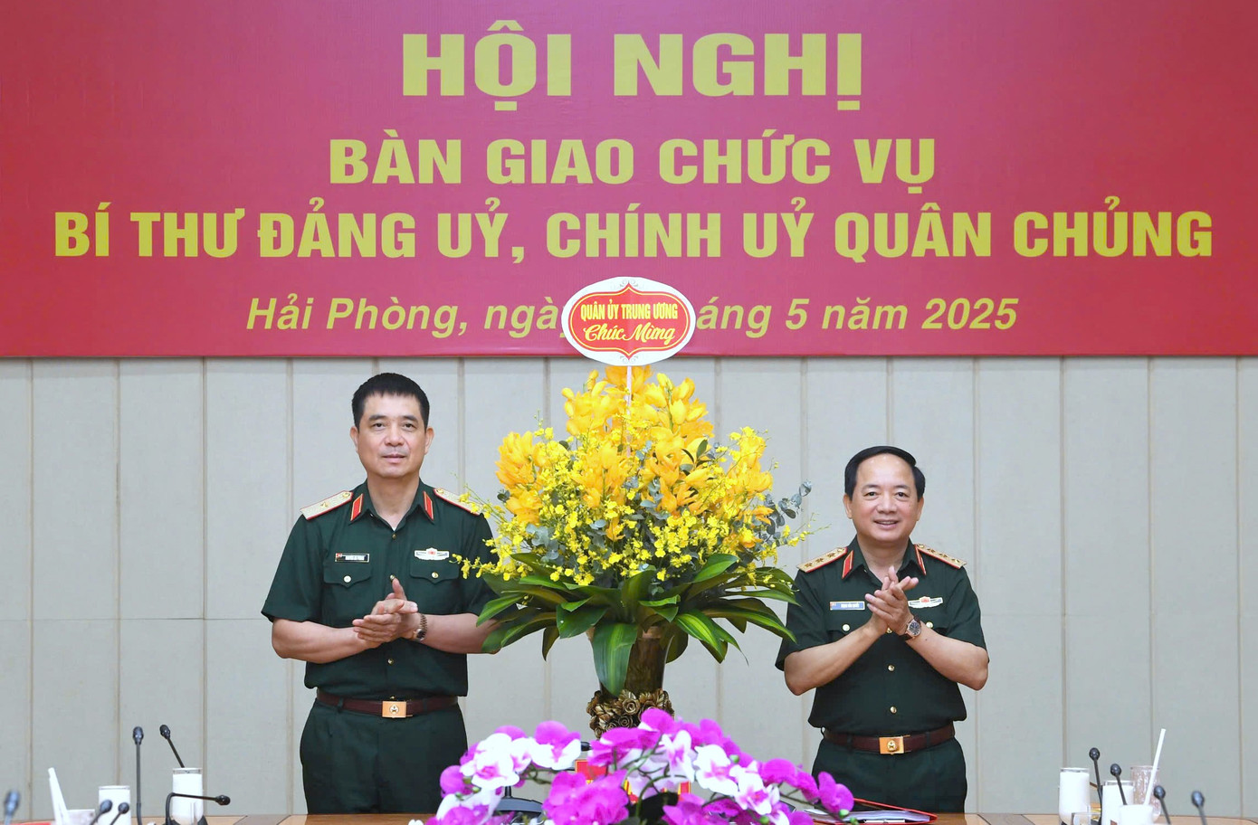 Thượng tướng Trịnh Văn Quyết chúc mừng Thiếu tướng Nguyễn An Phong. Thượng tướng Trịnh Văn Quyết chúc mừng Thiếu tướng Nguyễn An Phong.