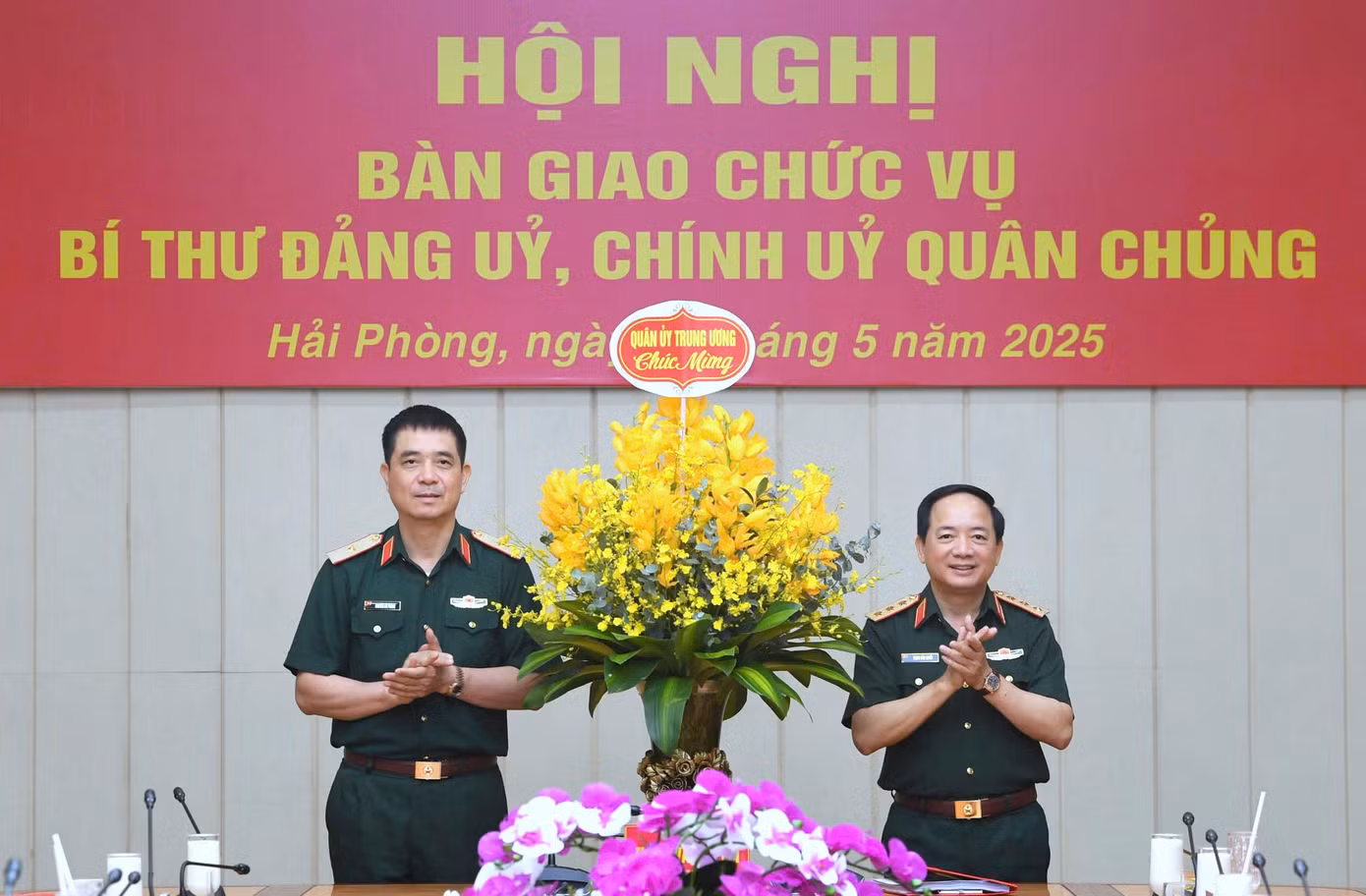 Thượng tướng Trịnh Văn Quyết chúc mừng Thiếu tướng Nguyễn An Phong.