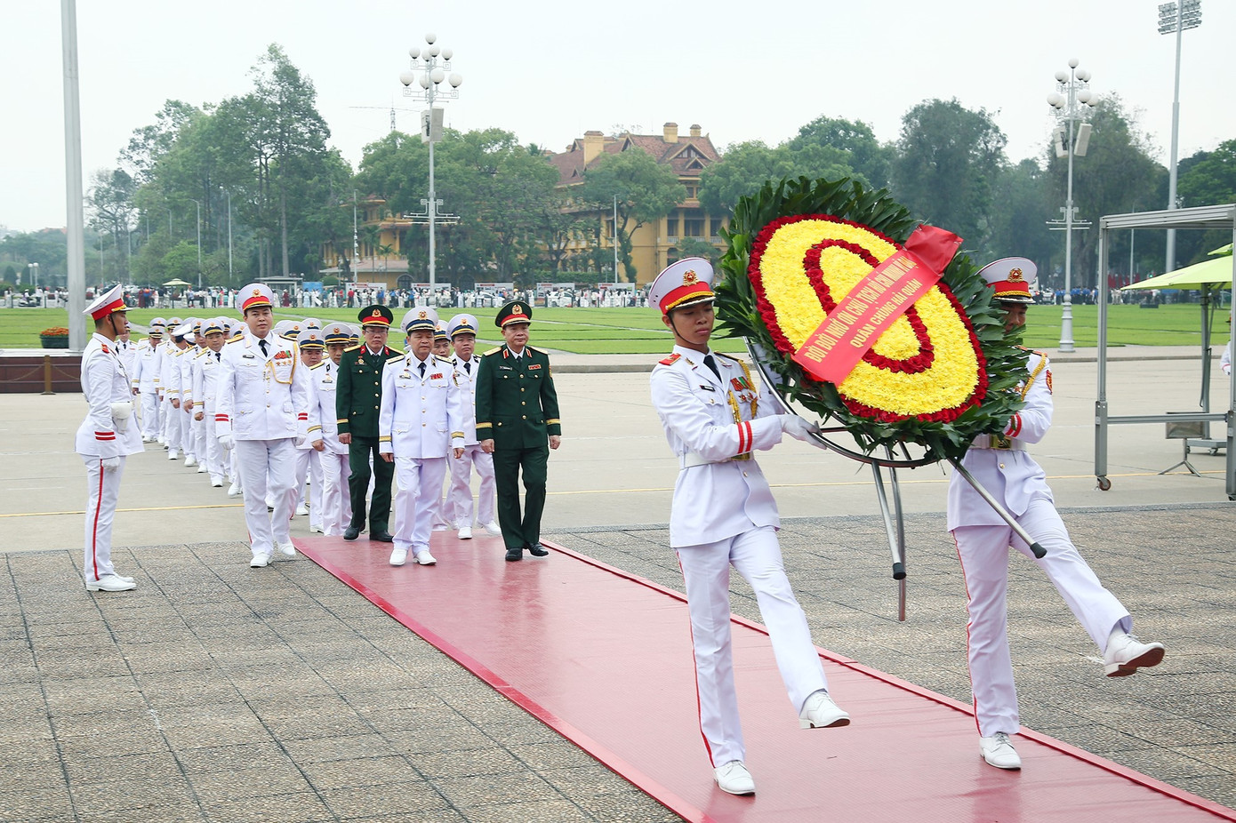 Các đại biểu vào Lăng viếng Bác. Các đại biểu vào Lăng viếng Bác.