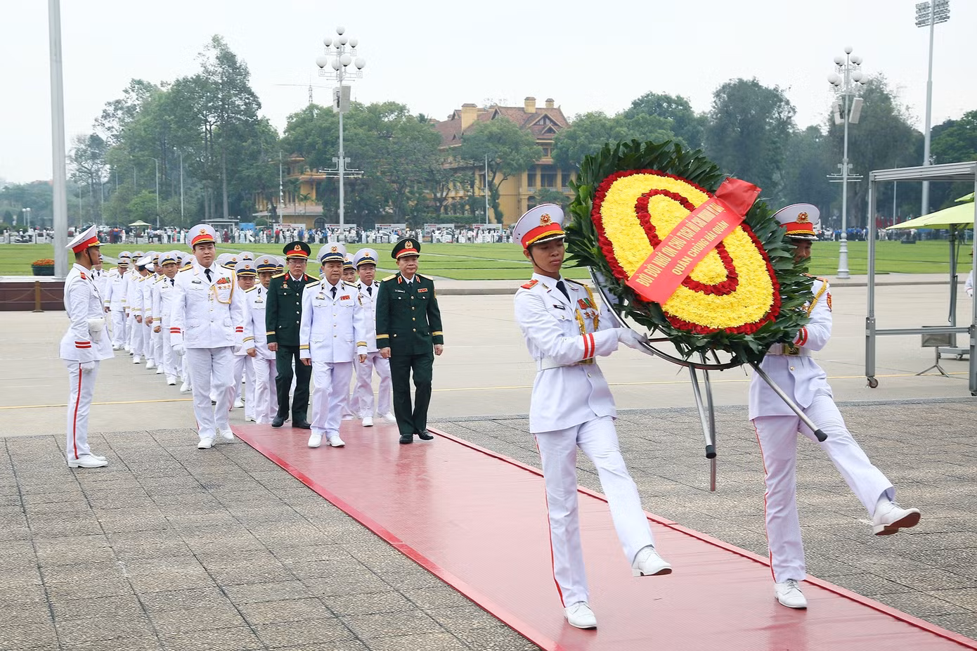 Các đại biểu vào Lăng viếng Bác.