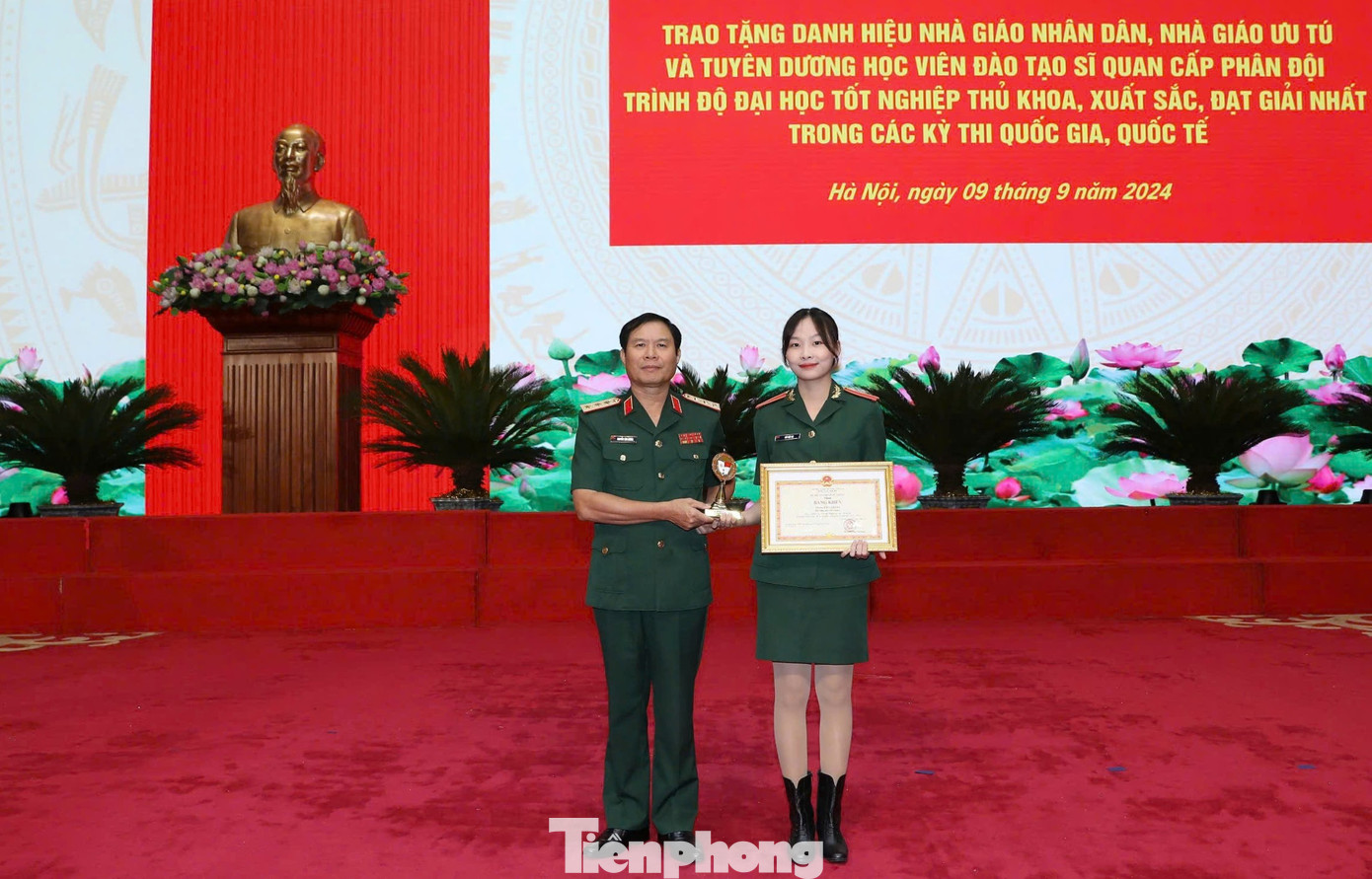 Đại tướng Nguyễn Tân Cương - Tổng Tham mưu trưởng, Thứ trưởng Bộ Quốc phòng, trao Bằng khen của Bộ trưởng Bộ Quốc phòng tặng Thượng sĩ Bùi Việt Hà. Đại tướng Nguyễn Tân Cương - Tổng Tham mưu trưởng, Thứ trưởng Bộ Quốc phòng, trao Bằng khen của Bộ trưởng Bộ Quốc phòng tặng Thượng sĩ Bùi Việt Hà.