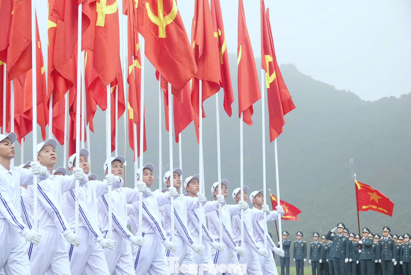 Khối Hồng kỳ dẫn đầu 14 khối đi tại TB4, trong thời tiết sương mù. Khối Hồng kỳ dẫn đầu 14 khối đi tại TB4, trong thời tiết sương mù.