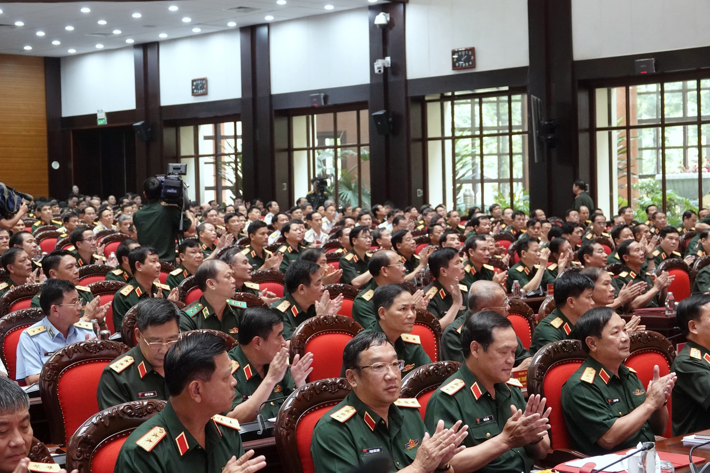 Thủ tướng cùng lãnh đạo Quân ủy Trung ương - Bộ Quốc phòng và các cơ quan, đơn vị trực thuộc cùng đại biểu lãnh đạo các ban, bộ, ngành Trung ương tham dự Hội nghị, tại Hội trường Bộ Quốc phòng.