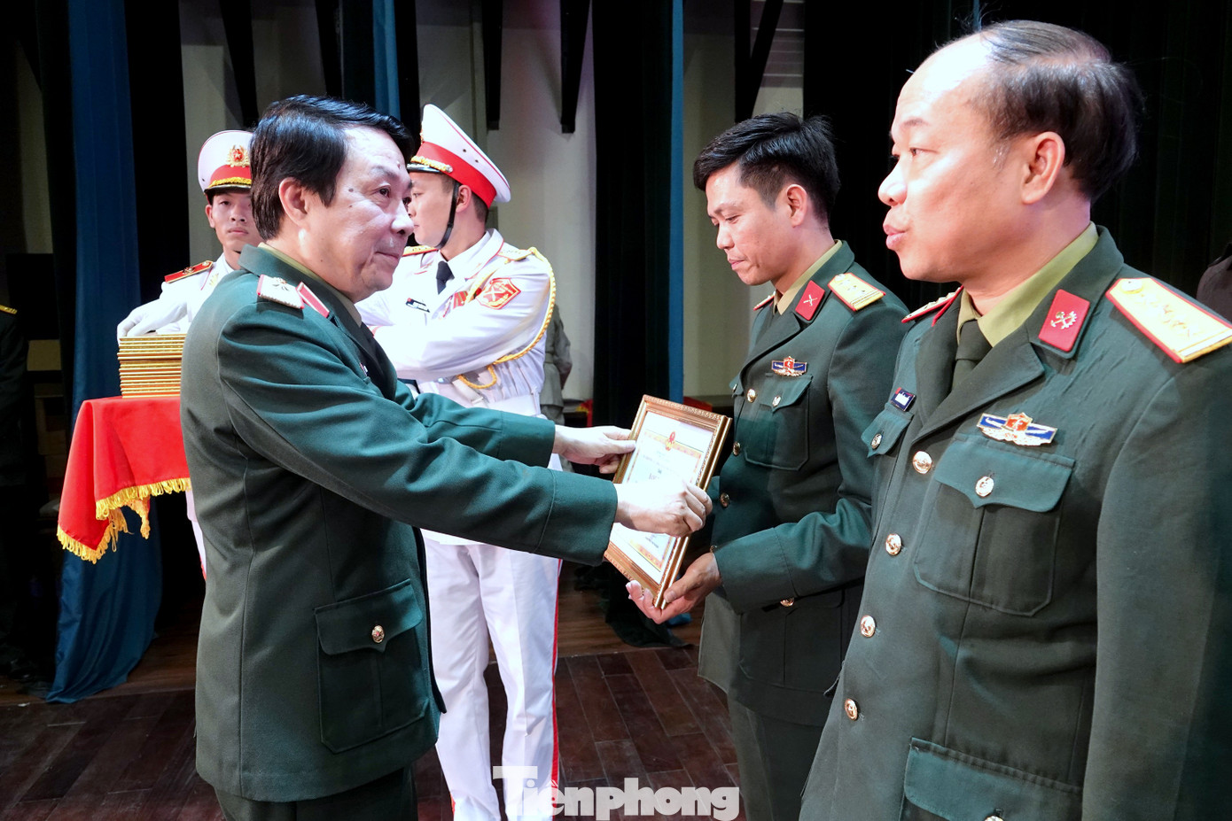 Thiếu tướng Nguyễn Xuân Thủy - Phó Cục trưởng Cục Tuyên huấn (Tổng cục Chính trị), trao Bằng khen của Chủ nhiệm Tổng cục Chính trị QĐND Việt Nam tặng các cá nhân có thành tích xuất sắc trong chỉ đạo, tiến hành công tác tuyên truyền báo chí về nhiệm vụ quân sự, quốc phòng và QĐND Việt Nam năm 2024. Thiếu tướng Nguyễn Xuân Thủy - Phó Cục trưởng Cục Tuyên huấn (Tổng cục Chính trị), trao Bằng khen của Chủ nhiệm Tổng cục Chính trị QĐND Việt Nam tặng các cá nhân có thành tích xuất sắc trong chỉ đạo, tiến hành công tác tuyên truyền báo chí về nhiệm vụ quân sự, quốc phòng và QĐND Việt Nam năm 2024.