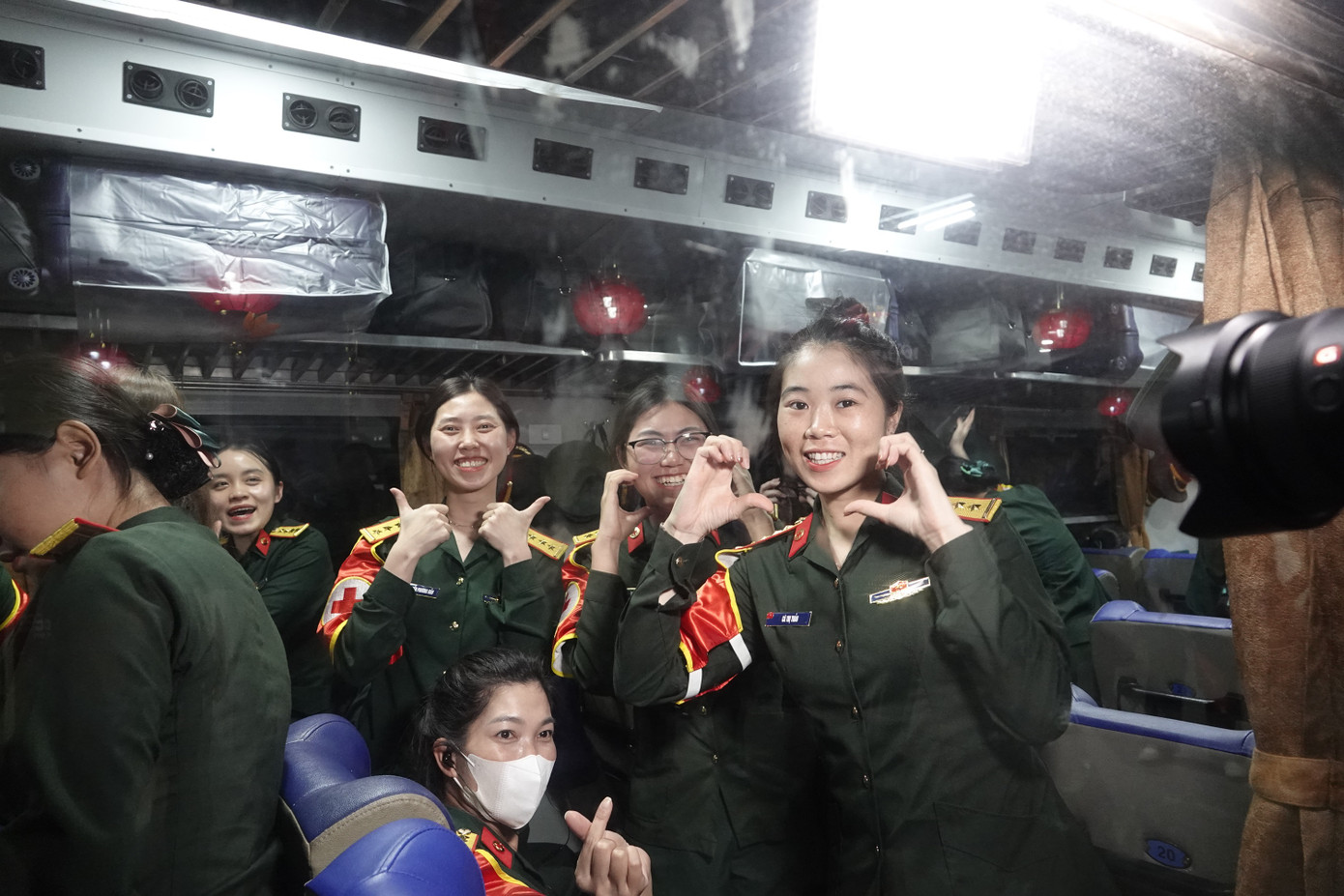 Các khối nữ quân nhân được ưu tiên di chuyển trên chuyến tàu đầu tiên.