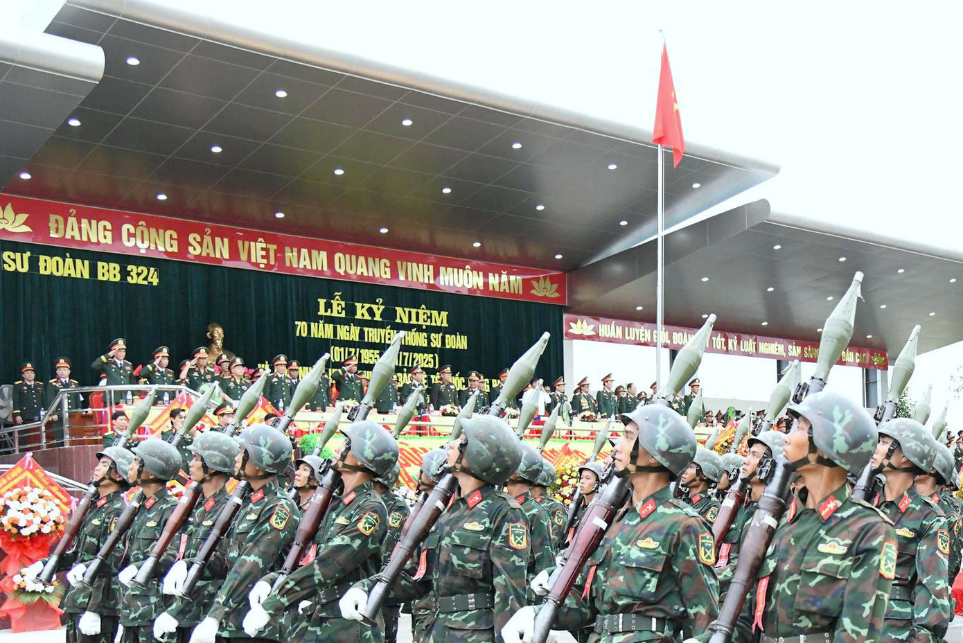 Cán bộ, chiến sĩ Sư đoàn 324 duyệt đội ngũ tại lễ kỷ niệm.