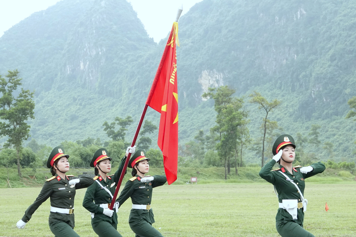 Khối trưởng và Tổ Quân kỳ của Khối nữ sĩ quan Quân y. Ảnh: Nguyễn Minh