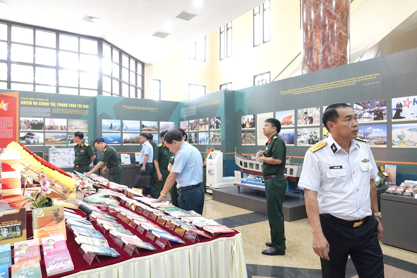 Một số gian trưng bày của các đơn vị Quân đội tại khu vực Hội trường Bộ Quốc phòng, chiều 2/7.