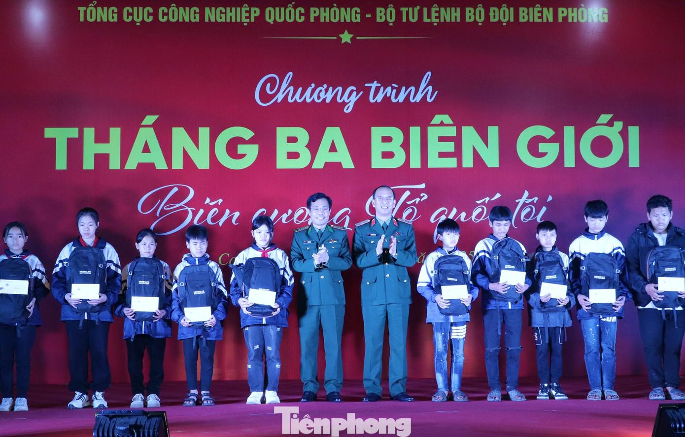 Lãnh đạo Tổng cục CNQP, Bộ Tư lệnh BĐBP và các đơn vị trực thuộc trao quà tặng học sinh nghèo vượt khó.