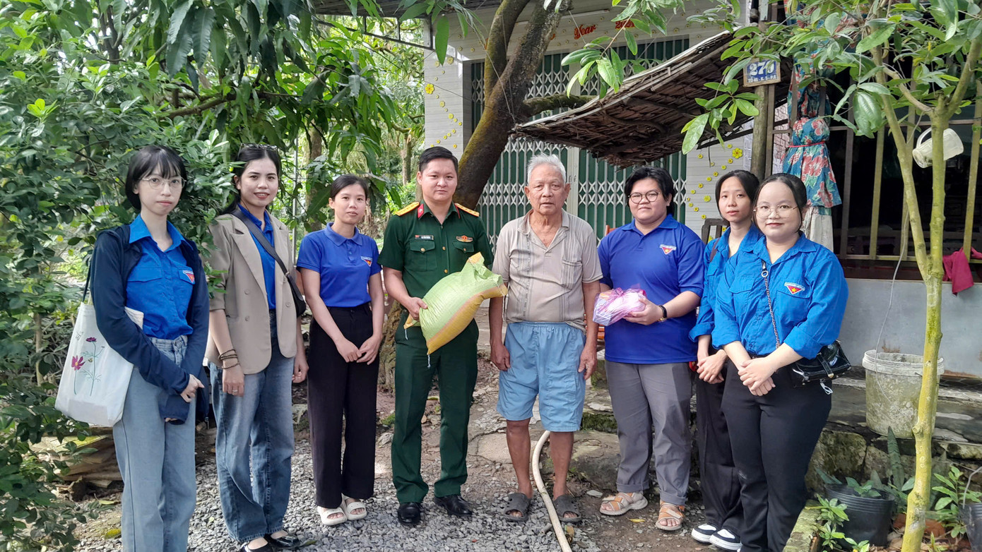 Thăm tặng quà gia đình chính sách.