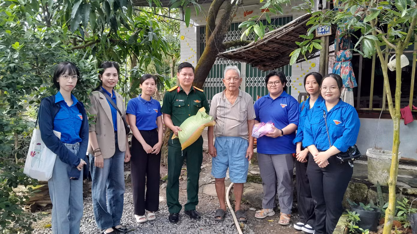 Thăm tặng quà gia đình chính sách.