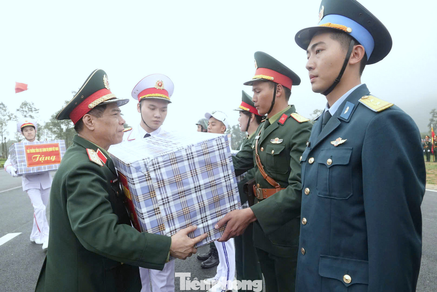 Tới kiểm tra chương trình hợp luyện, Thượng tướng Nguyễn Văn Nghĩa - Phó Tổng tham mưu trưởng QĐND Việt Nam và Trung tướng Đỗ Xuân Tụng - Phó Chủ nhiệm Tổng cục Chính trị QĐND Việt Nam đã trao quà động viên các lực lượng. Tới kiểm tra chương trình hợp luyện, Thượng tướng Nguyễn Văn Nghĩa - Phó Tổng tham mưu trưởng QĐND Việt Nam và Trung tướng Đỗ Xuân Tụng - Phó Chủ nhiệm Tổng cục Chính trị QĐND Việt Nam đã trao quà động viên các lực lượng.