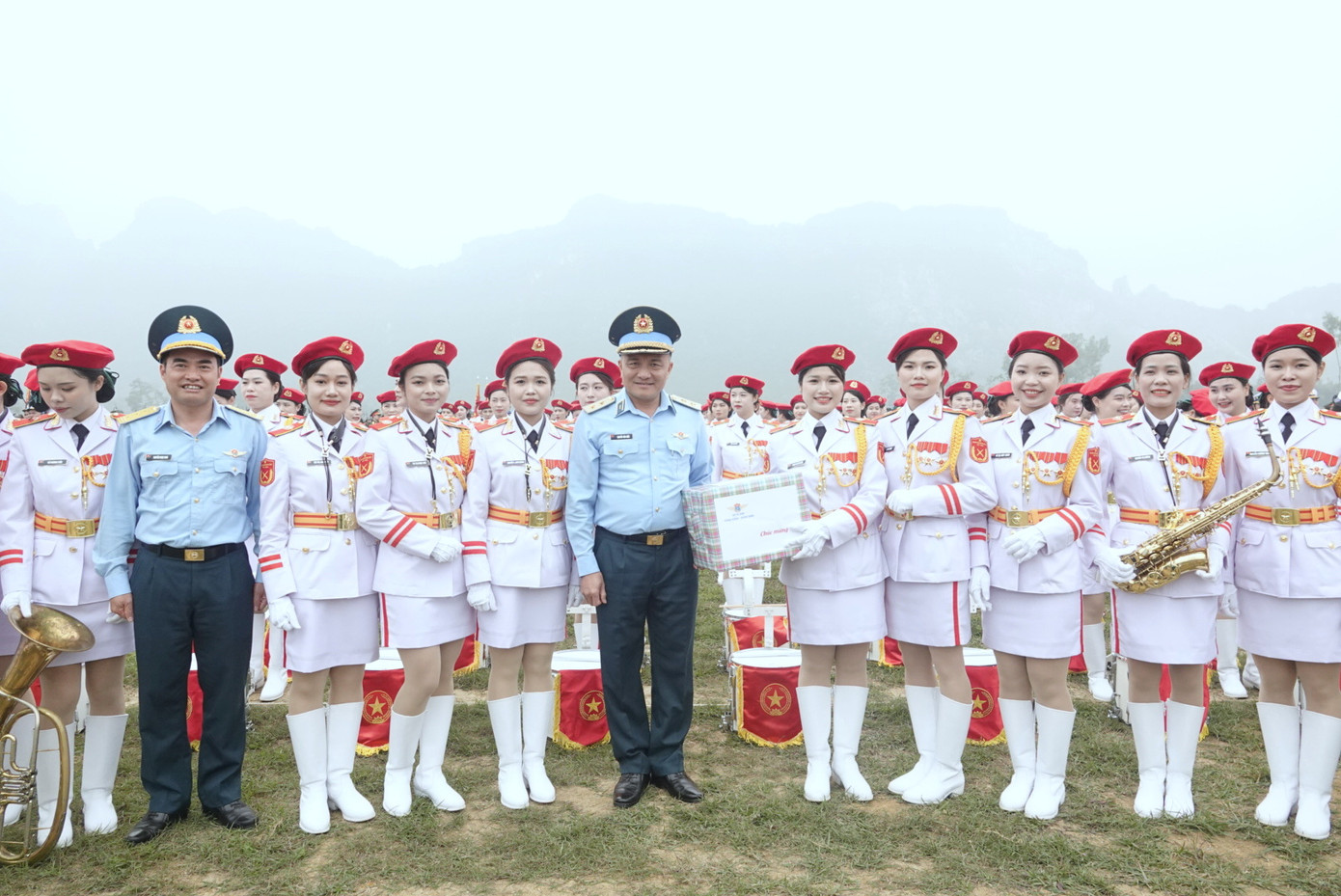 Cùng dự kiểm tra, Trung tướng Nguyễn Văn Hiền - Ủy viên Trung ương Đảng, Tư lệnh Quân chủng Phòng không - Không quân, trao quà động viên các khối tham gia hợp luyện diễu binh. Cùng dự kiểm tra, Trung tướng Nguyễn Văn Hiền - Ủy viên Trung ương Đảng, Tư lệnh Quân chủng Phòng không - Không quân, trao quà động viên các khối tham gia hợp luyện diễu binh.