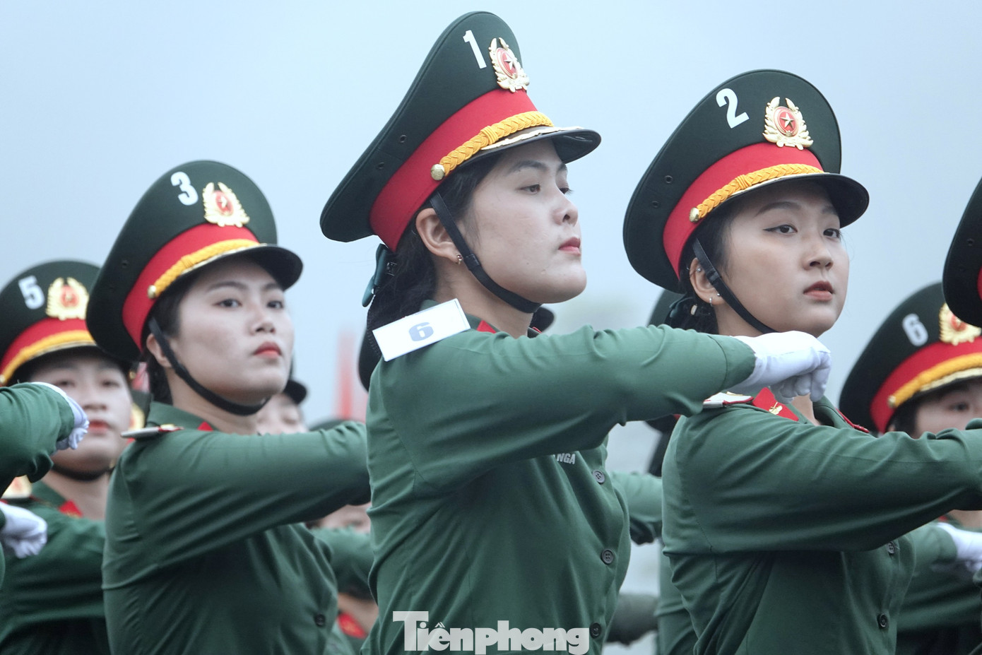 Thành viên Khối nữ sĩ quan Quân y với động tác điều lệnh mạnh mẽ, dứt khoát. Thành viên Khối nữ sĩ quan Quân y với động tác điều lệnh mạnh mẽ, dứt khoát.