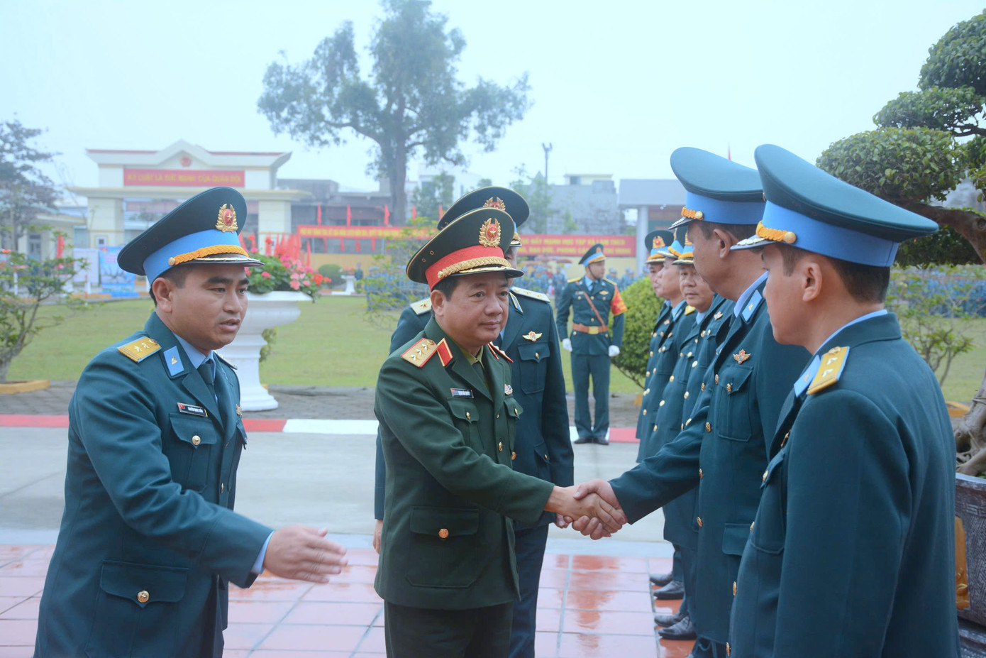 Thượng tướng Trịnh Văn Quyết tới dự Lễ ra quân huấn luyện tại Trung đoàn 285, sáng 3/3.