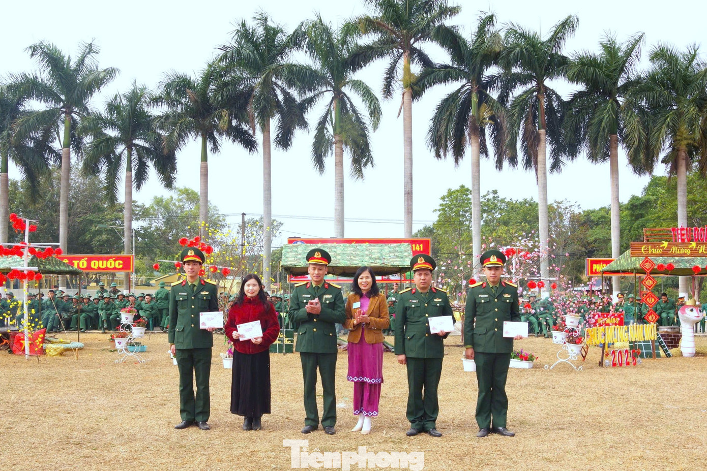 Ban tổ chức chương trình trao giải cho các đội thi tại "Ngày hội Bánh chưng xanh" Xuân Ất Tỵ 2025. Ban tổ chức chương trình trao giải cho các đội thi tại "Ngày hội Bánh chưng xanh" Xuân Ất Tỵ 2025.