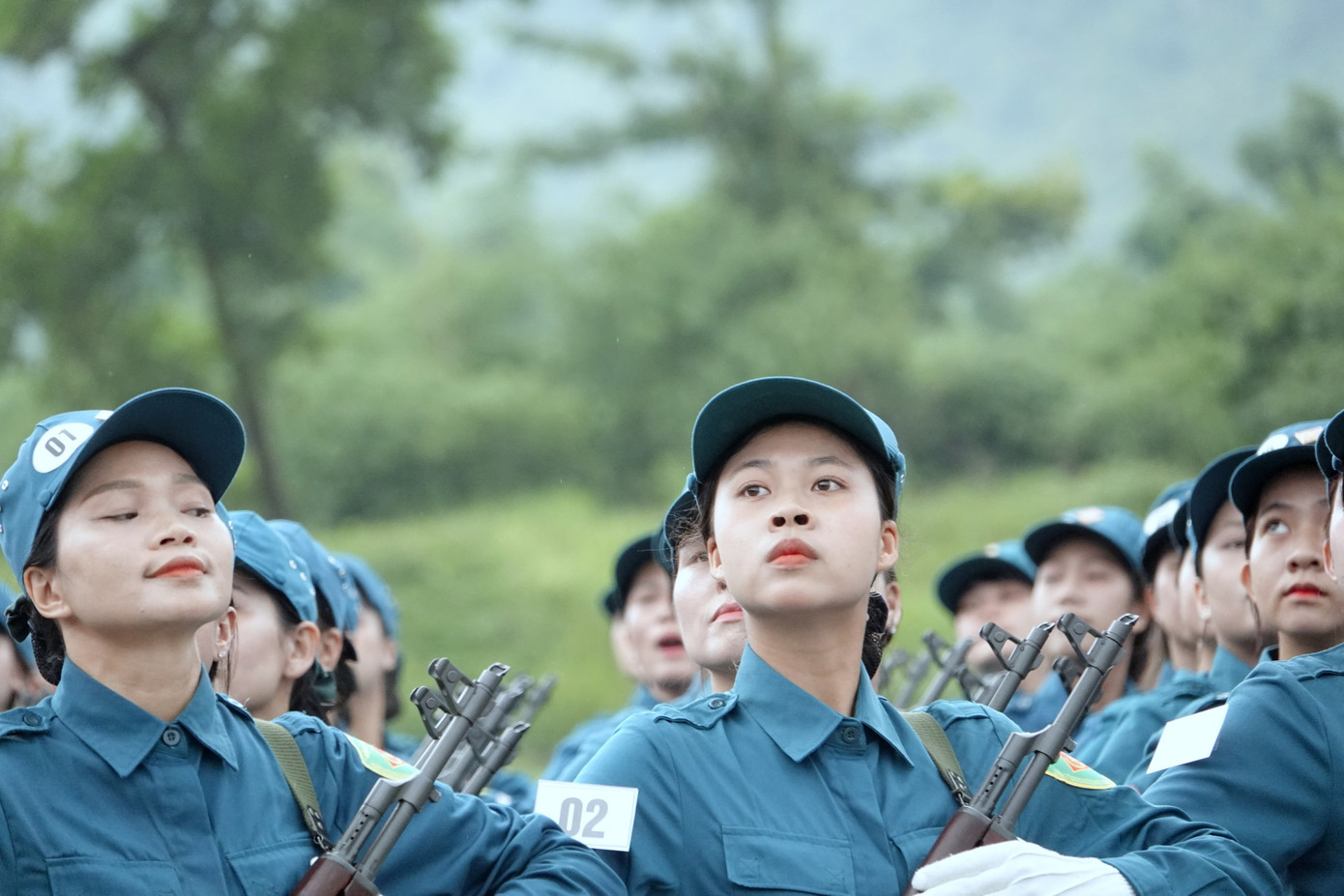 Các bóng hồng Khối nữ Dân quân các dân tộc Việt Nam tham gia luyện tập diễu binh. Ảnh: Nguyễn Minh