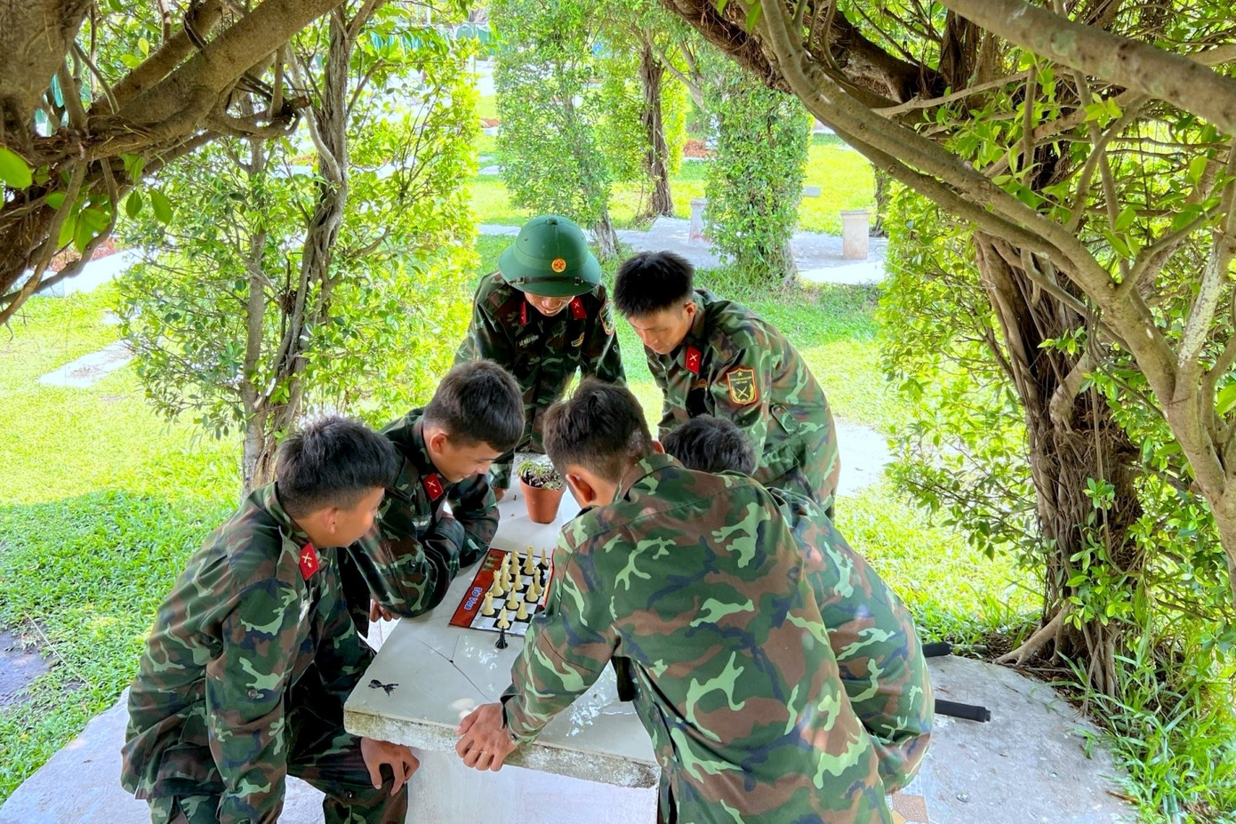 ĐVTN Liên Chi đoàn 5 và Liên Chi đoàn 6 (Đoàn Cơ sở Trung đoàn 5) với hoạt động giải trí tại khuôn viên xanh của đơn vị. ĐVTN Liên Chi đoàn 5 và Liên Chi đoàn 6 (Đoàn Cơ sở Trung đoàn 5) với hoạt động giải trí tại khuôn viên xanh của đơn vị.