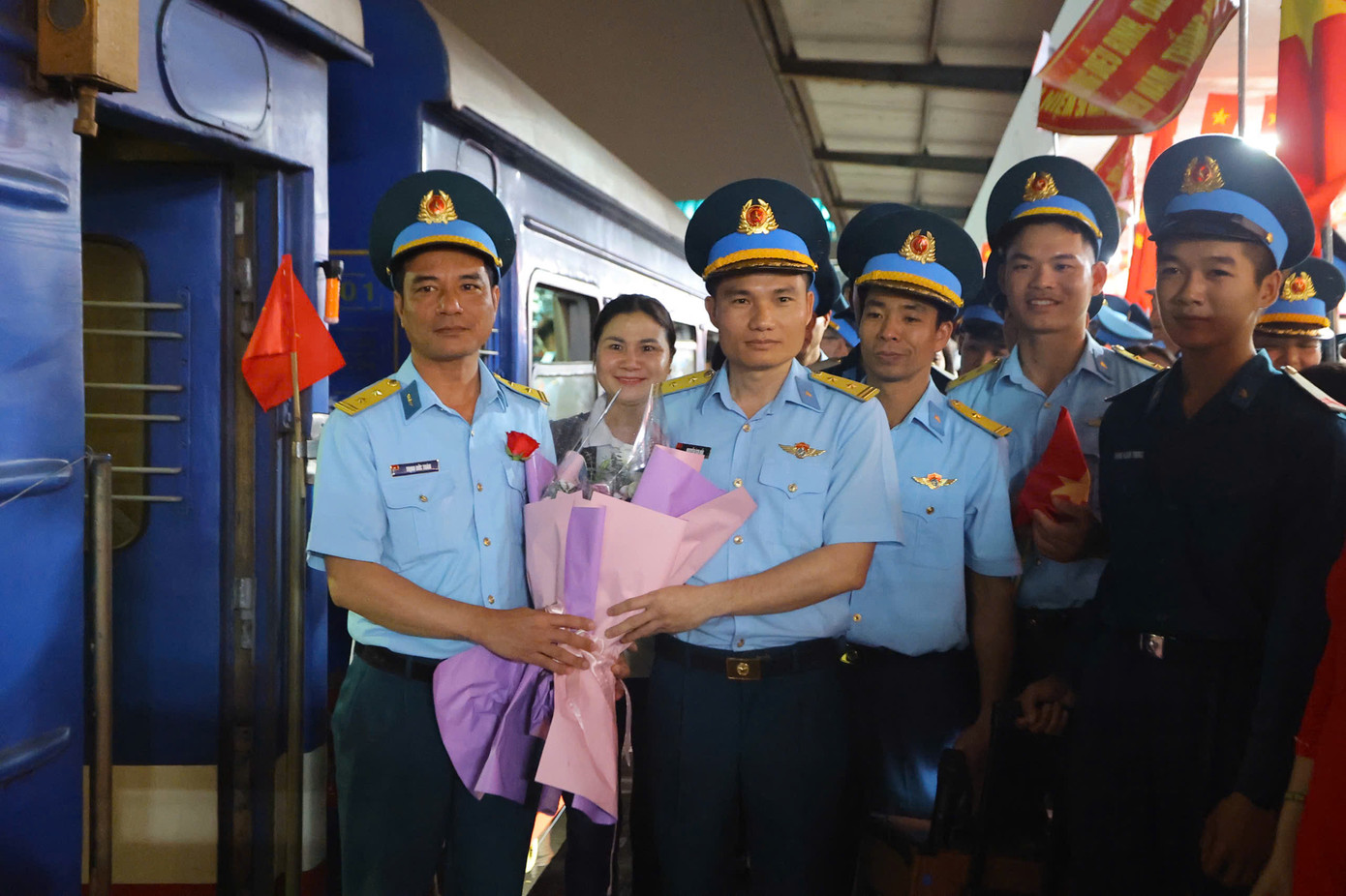 Đồng đội tới động viên các quân nhân vào miền Nam trước giờ tàu lăn bánh. Đồng đội tới động viên các quân nhân vào miền Nam trước giờ tàu lăn bánh.