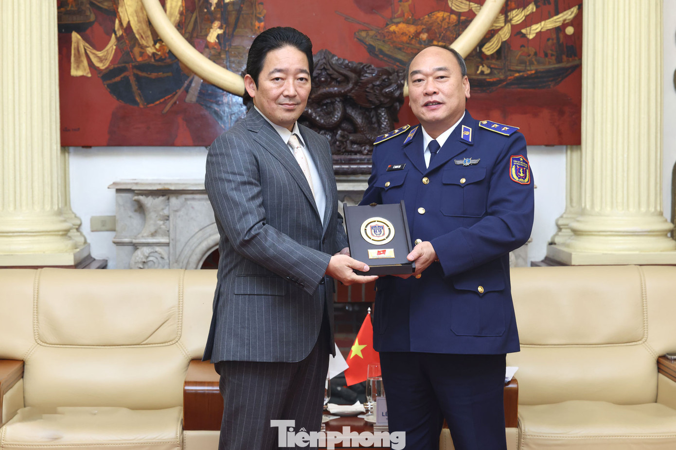Trung tướng Lê Quang Đạo trao biểu trưng Cảnh sát biển Việt Nam tặng Phó Đại sứ Nhật Bản Isamu Ishikawa.