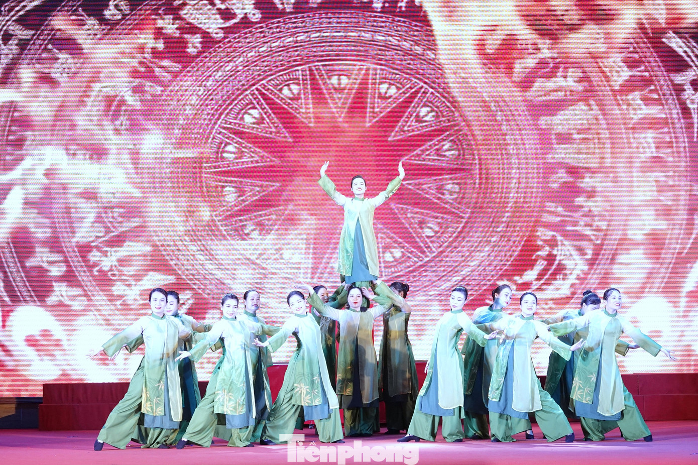 Phần thi dân vũ thể thao và các vũ điệu quy định trong Quân đội do các bóng hồng Tổng cục Chính trị và Quân đoàn 12 công diễn tại lễ bế mạc.