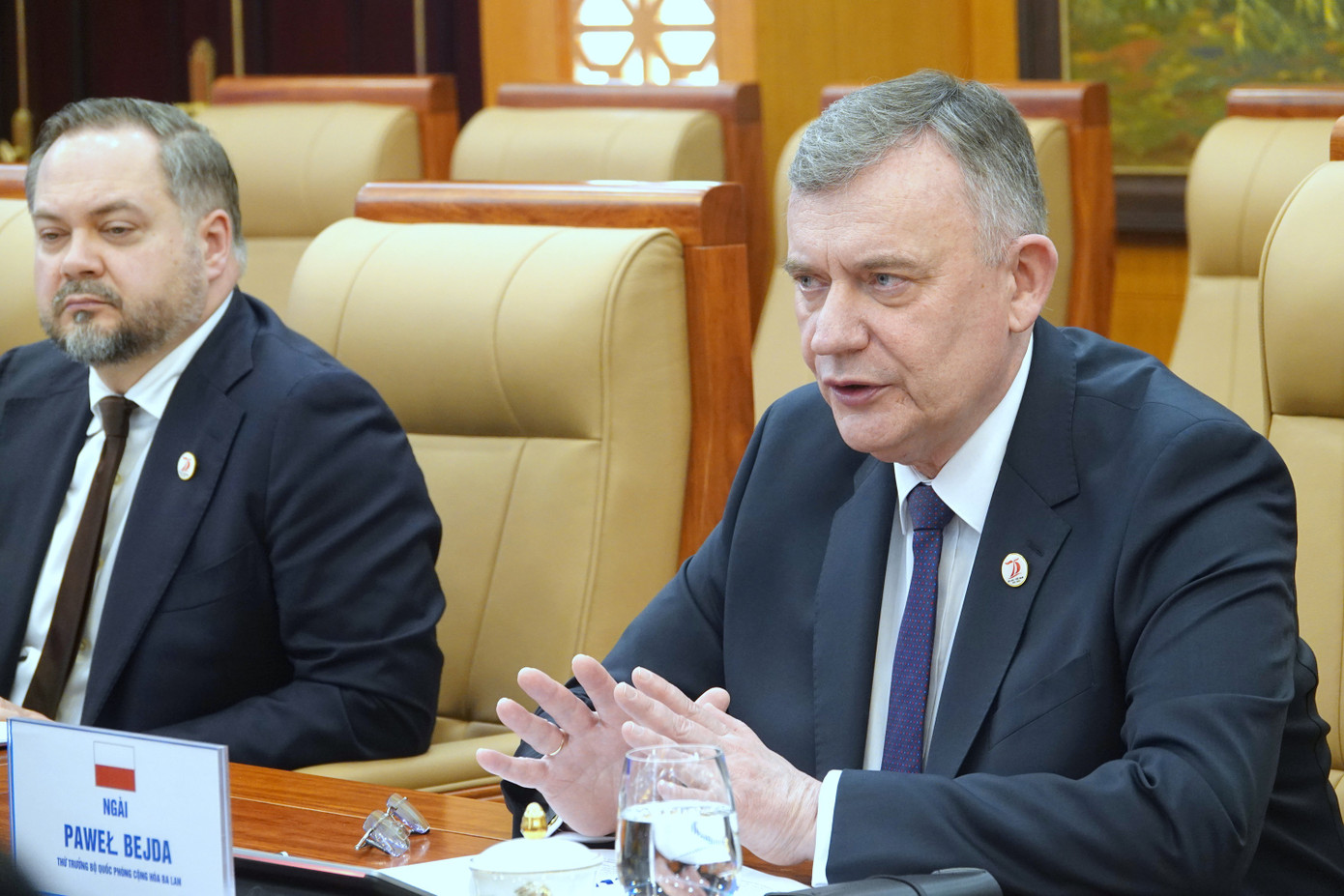 Lãnh đạo Bộ Quốc phòng và đoàn đại biểu quân sự hai nước tham dự hội đàm.