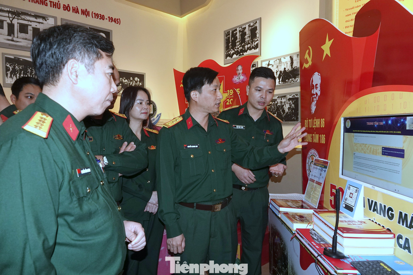 Việc ứng dụng số hóa đã và đang được tuổi trẻ các đơn vị trong Quân đội áp dụng trong nhiều lĩnh vực công tác. Ảnh: Nguyễn Minh