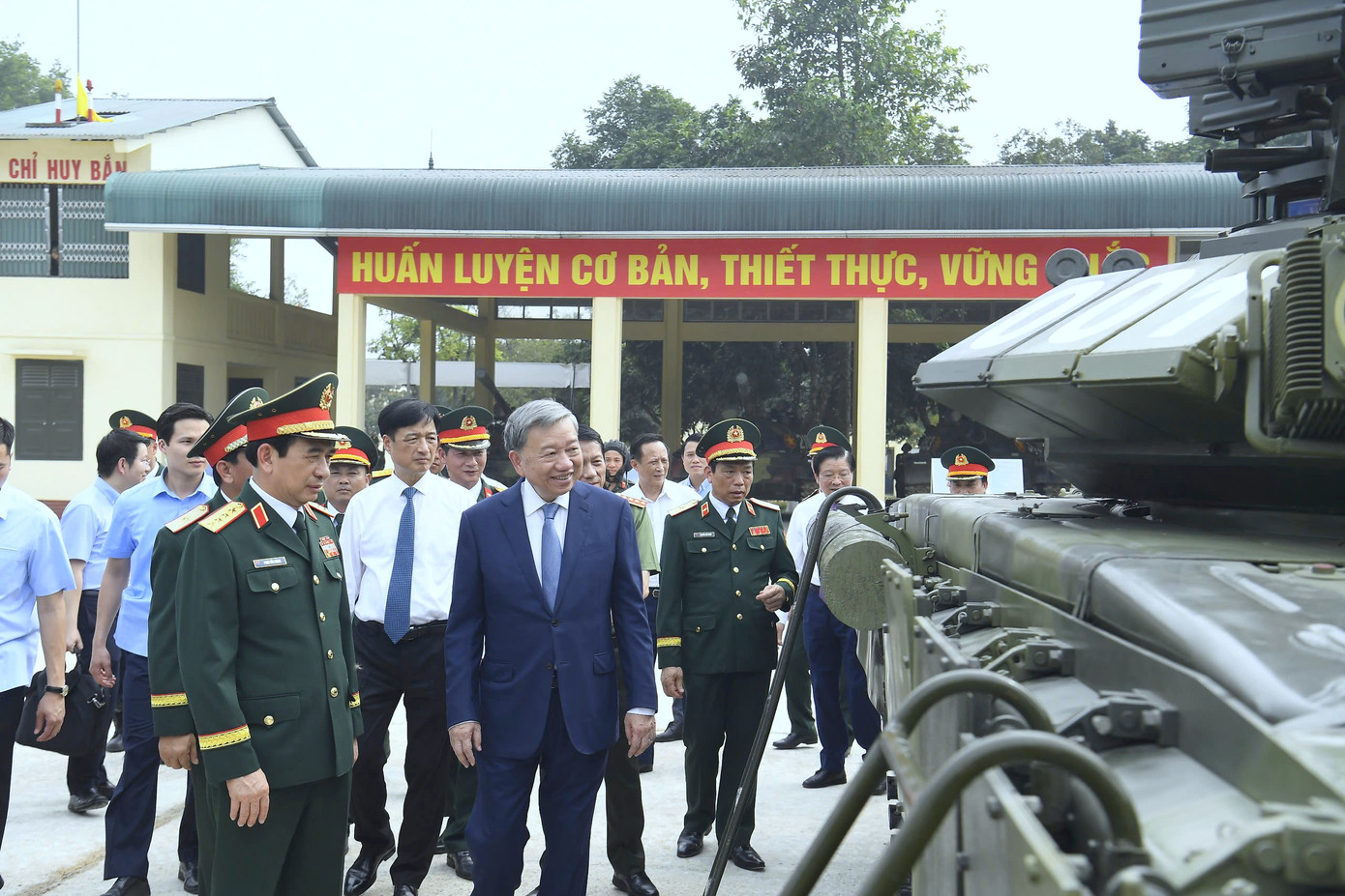 Tổng Bí thư Tô Lâm và các đại biểu tham quan vũ khí trang bị của Bộ đội TTG.