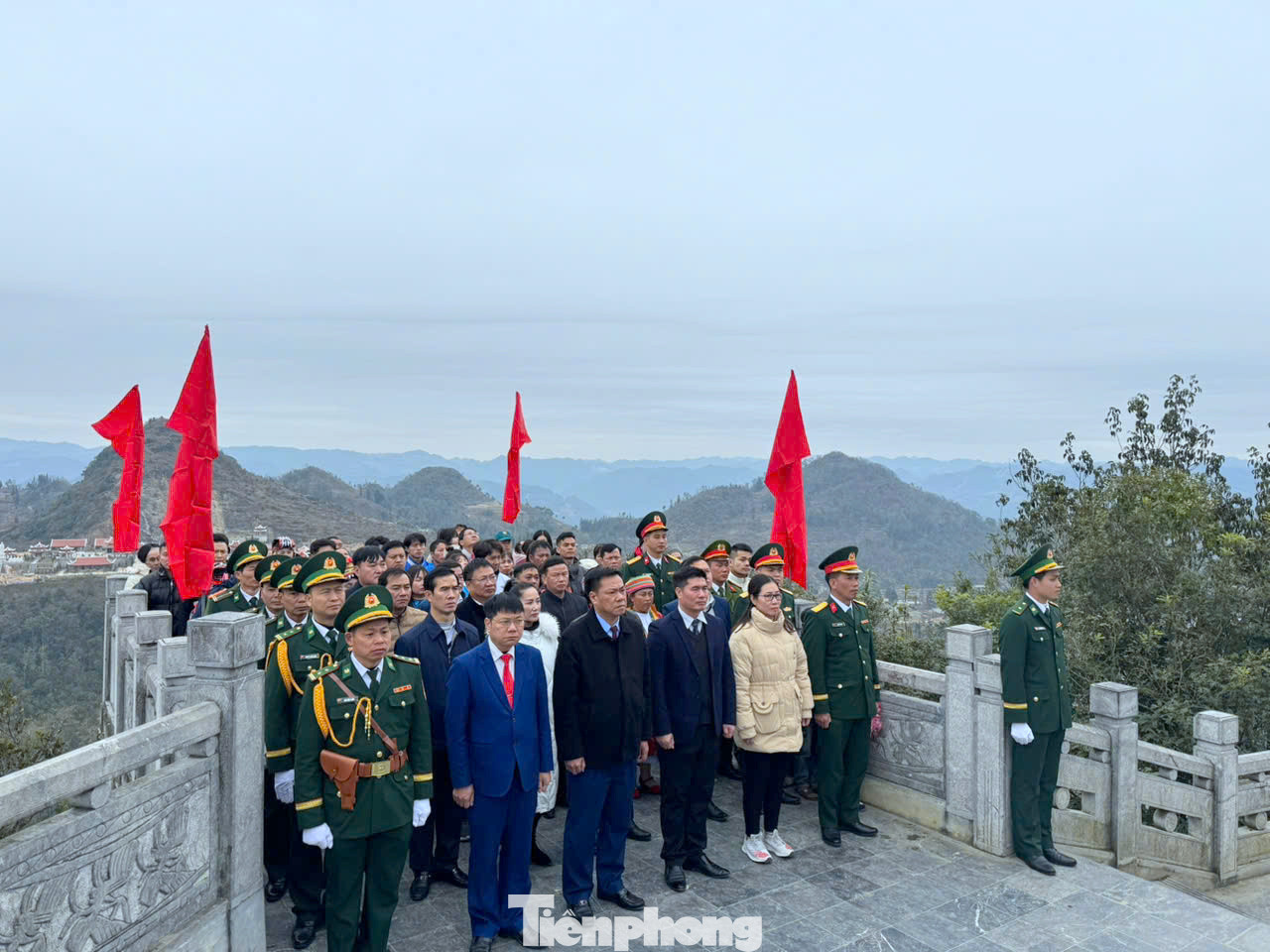 Dự Lễ chào cờ có lãnh đạo Huyện ủy, UBND, HĐND, Ủy ban MTTQ Việt Nam huyện Đồng Văn cùng đông đảo du khách đang thăm quan Cột cờ quốc gia Lũng Cú.