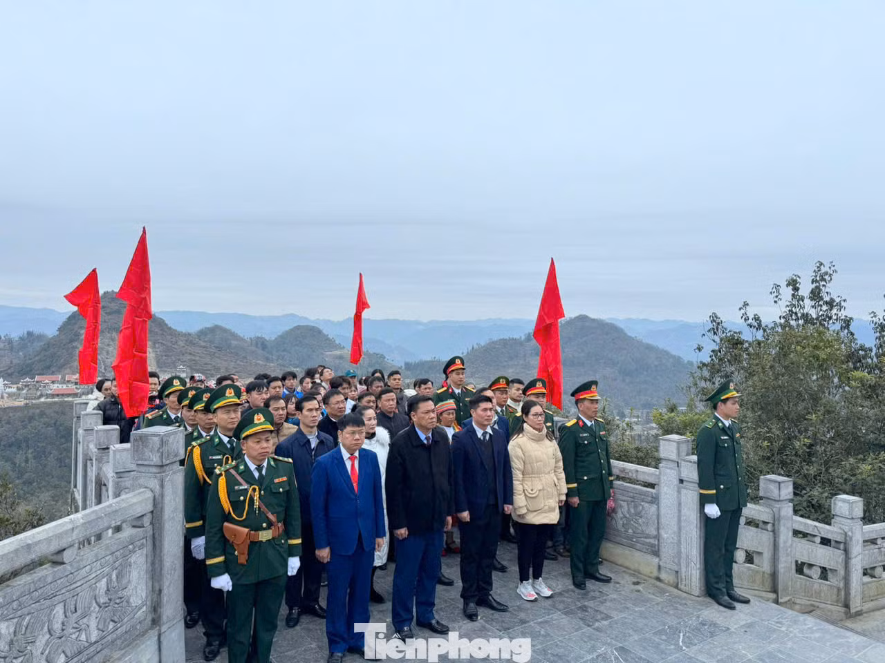 Dự Lễ chào cờ có lãnh đạo Huyện ủy, UBND, HĐND, Ủy ban MTTQ Việt Nam huyện Đồng Văn cùng đông đảo du khách đang thăm quan Cột cờ quốc gia Lũng Cú.