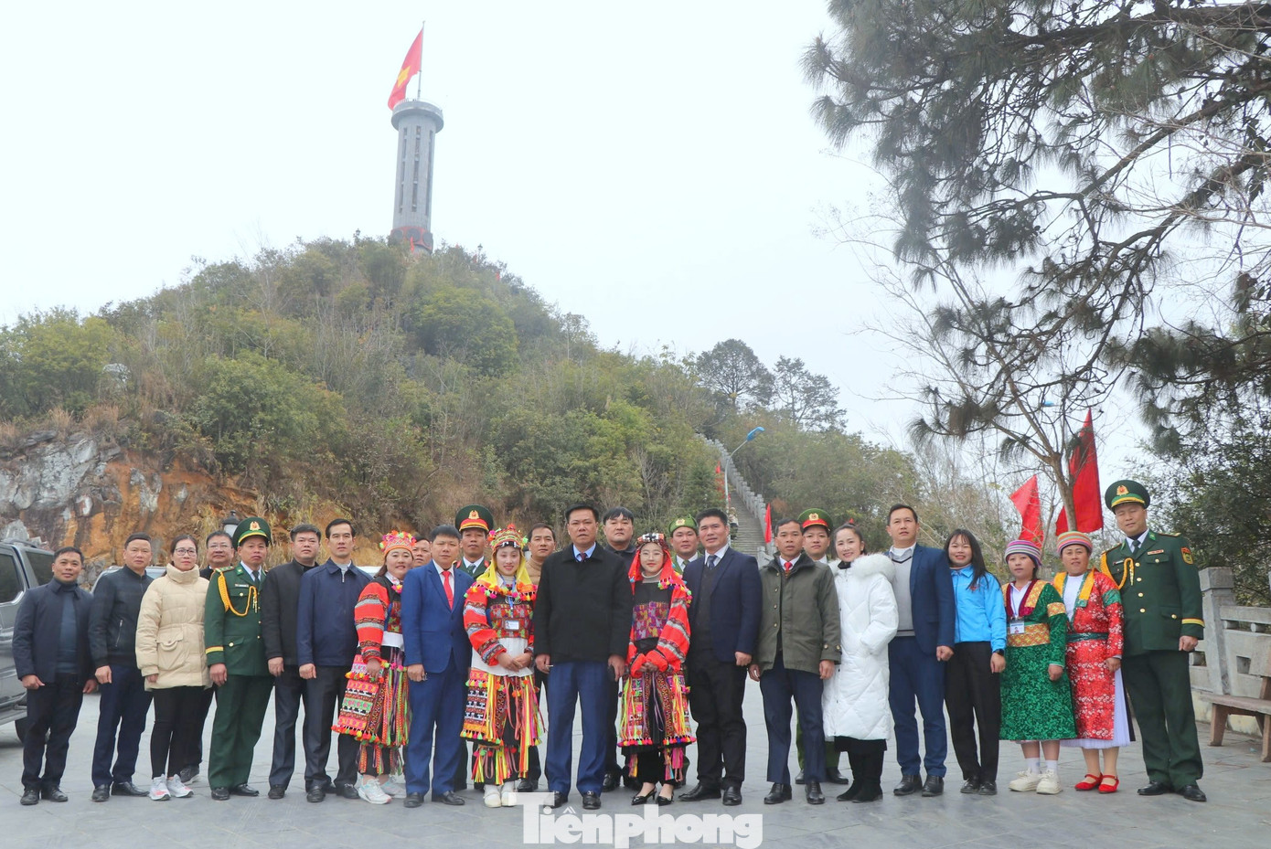 Theo Đồn Biên phòng Lũng Cú, Cột cờ quốc gia Lũng Cú được công nhận là di tích lịch sử cấp quốc gia vào năm 2009. Cột cờ tọa lạc trên đỉnh núi Rồng ở độ cao gần 1.500m so với mực nước biển.