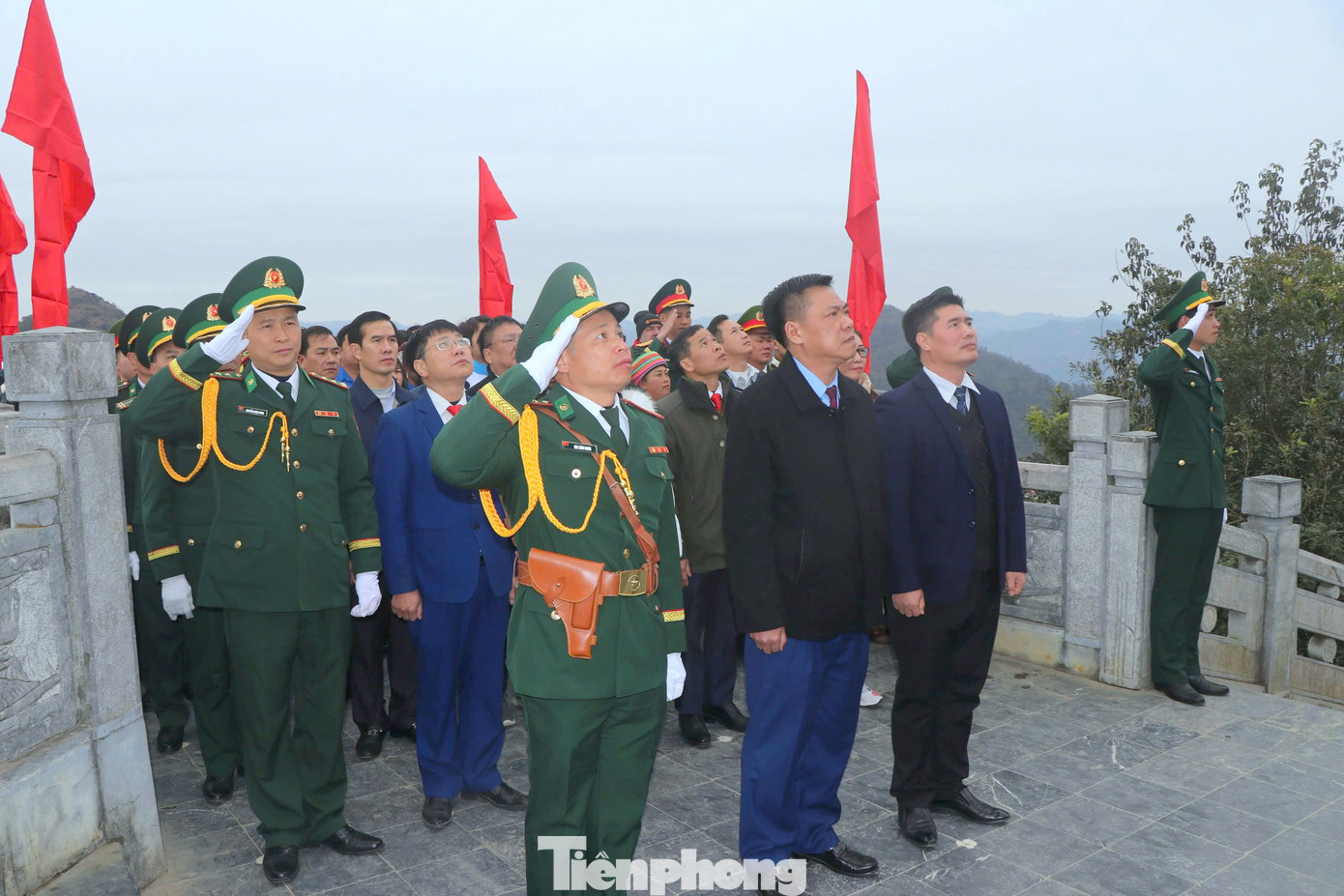 Dưới lá cờ Tổ quốc thiêng liêng, Quốc ca Việt Nam được đồng thanh cất lên, ca từ của bài hát hòa vào tiếng gió của cao nguyên đá, của cái se lạnh và những hạt mưa xuân càng làm cho không khí buổi chào cờ đầu năm thêm trang nghiêm, hùng tráng trong niềm xúc động, tự hào của tất cả mọi người.