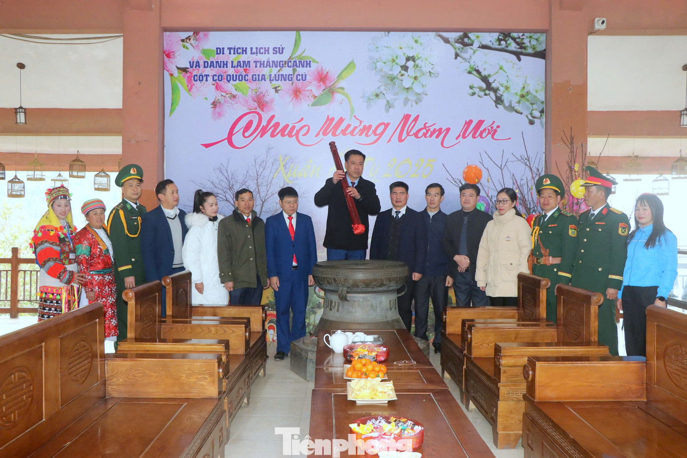 Sau nghi thức chào cờ, Bí thư Huyện ủy Đồng Văn Nguyễn Tiến Dũng đã gửi những lời chúc mừng năm mới tới toàn thể cán bộ, chiến sĩ, nhân dân và nêu quyết tâm hoàn thành xuất sắc nhiệm vụ trong năm mới.