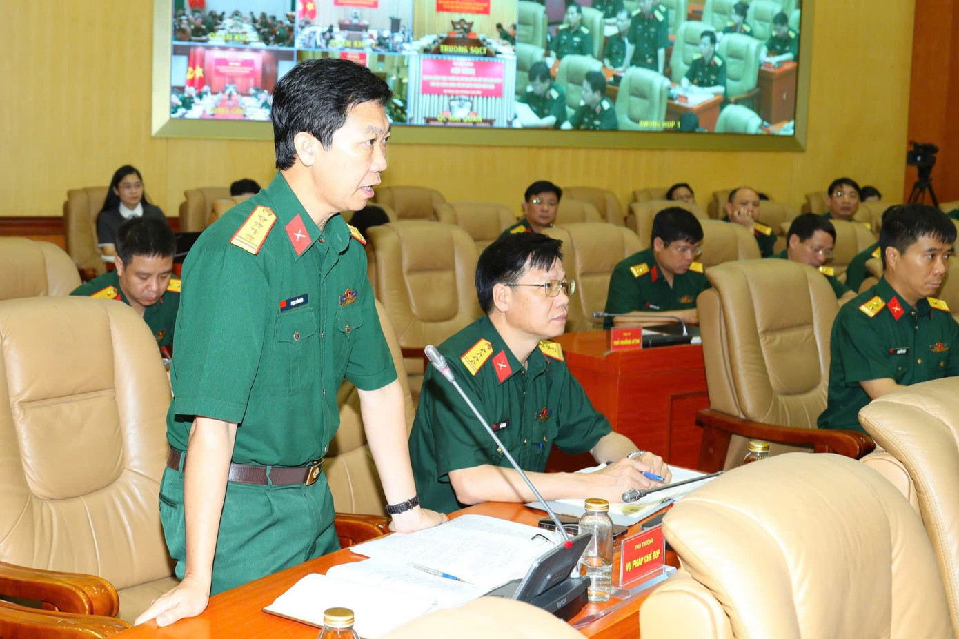 Các đại biểu nêu ý kiến tại hội nghị. Các đại biểu nêu ý kiến tại hội nghị.