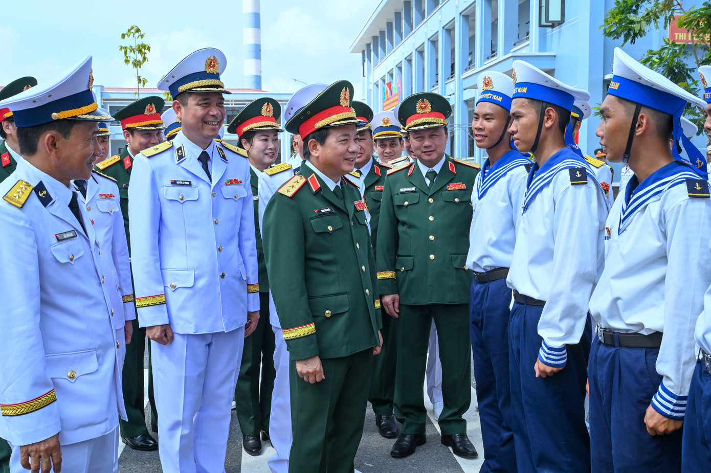 Thượng tướng Trịnh Văn Quyết động viên chiến sĩ mới ở Vùng 2 Hải quân. Thượng tướng Trịnh Văn Quyết động viên chiến sĩ mới ở Vùng 2 Hải quân.