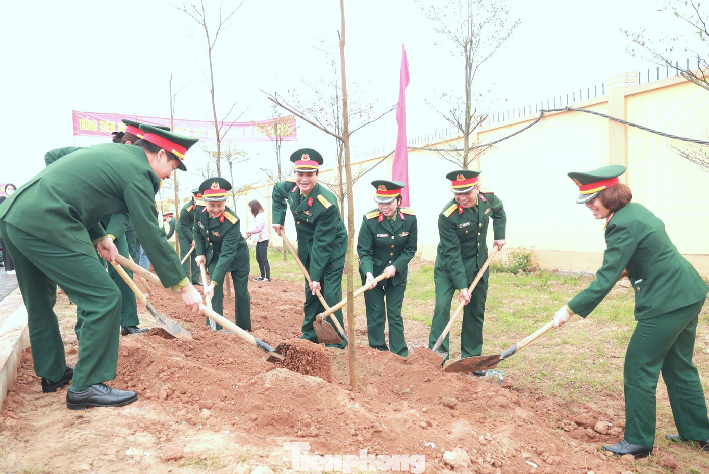 Dự kiến năm 2025, Học viện Kỹ thuật Quân sự sẽ trồng hơn 1.000 cây bóng mát, cây ăn quả và hơn 1.500 cây hoa các loại tại các khu vực đóng quân. Dự kiến năm 2025, Học viện Kỹ thuật Quân sự sẽ trồng hơn 1.000 cây bóng mát, cây ăn quả và hơn 1.500 cây hoa các loại tại các khu vực đóng quân.