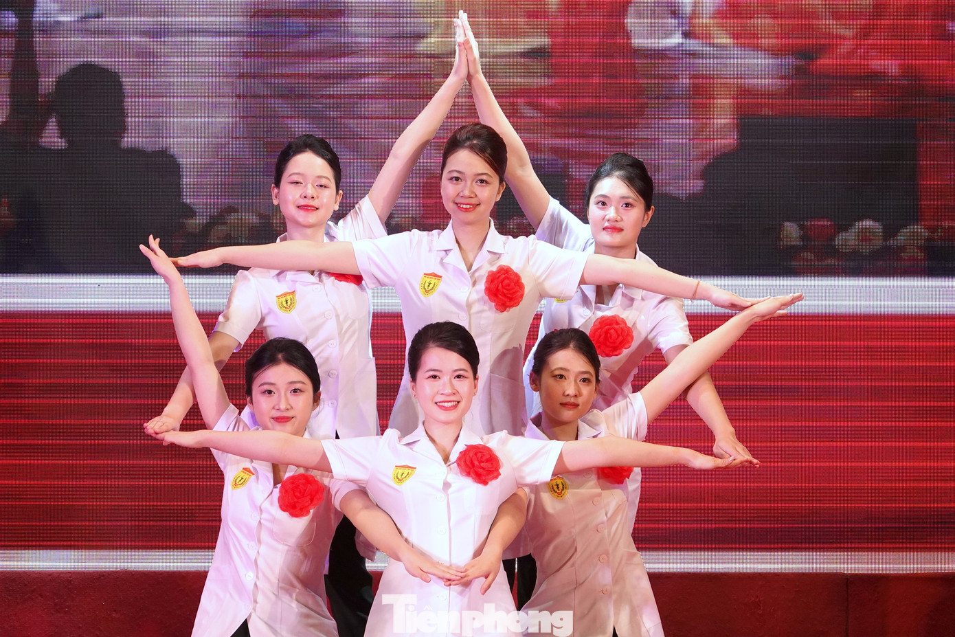 Bóng hồng Học viện Quân y và Bộ Tư lệnh Thủ đô Hà Nội công diễn phần thi dân vũ thể thao và các vũ điệu quy định trong Quân đội tại lễ bế mạc.