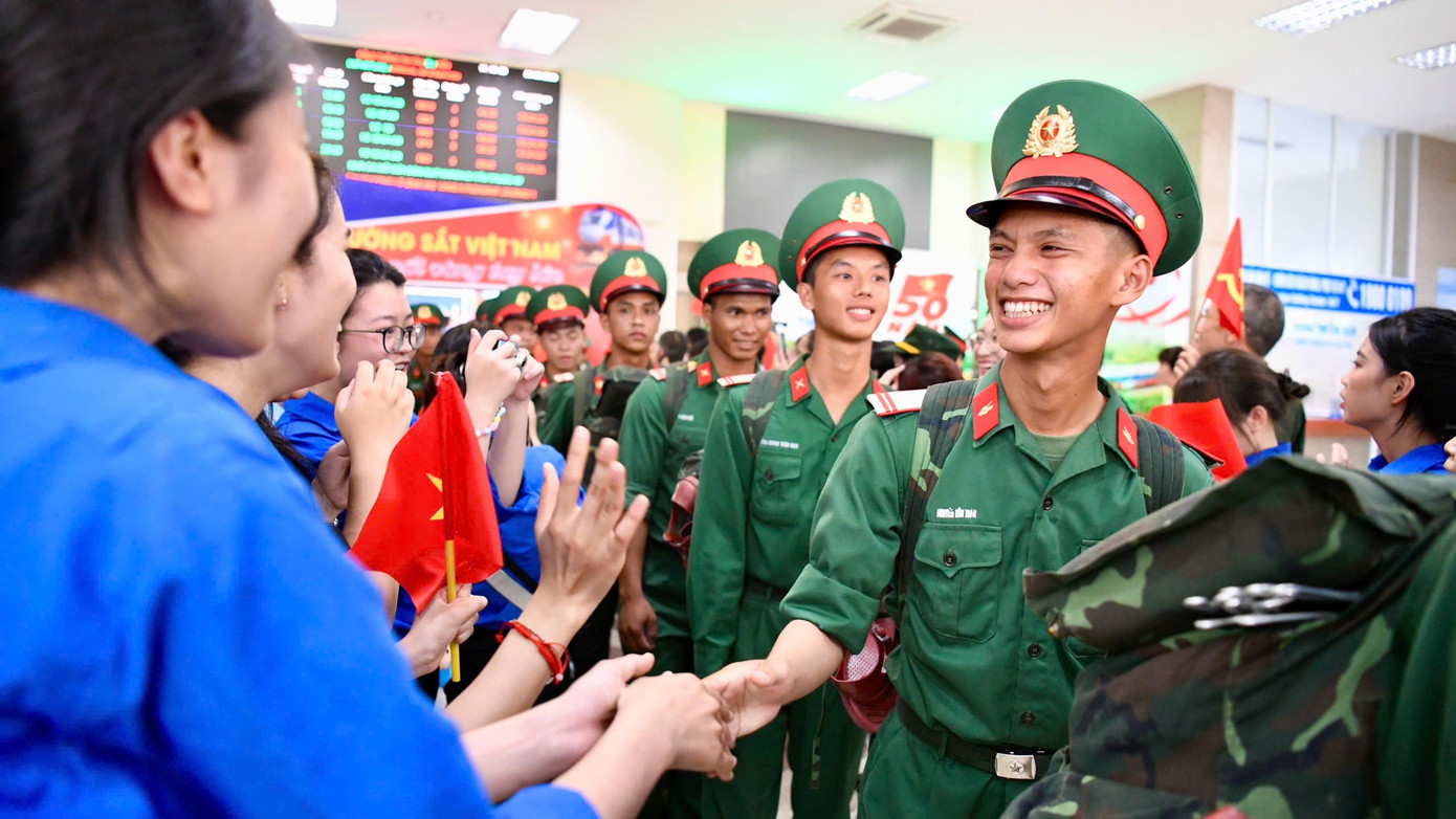 Sinh viên Thủ đô chào đón các chiến sĩ từ các đơn vị phía Nam ra Hà Nội tham gia diễu binh, diễu hành. Sinh viên Thủ đô chào đón các chiến sĩ từ các đơn vị phía Nam ra Hà Nội tham gia diễu binh, diễu hành.