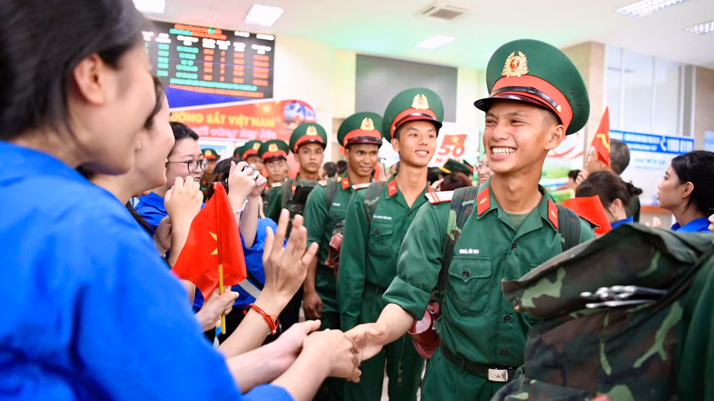 Sinh viên Thủ đô chào đón các chiến sĩ từ các đơn vị phía Nam ra Hà Nội tham gia diễu binh, diễu hành.