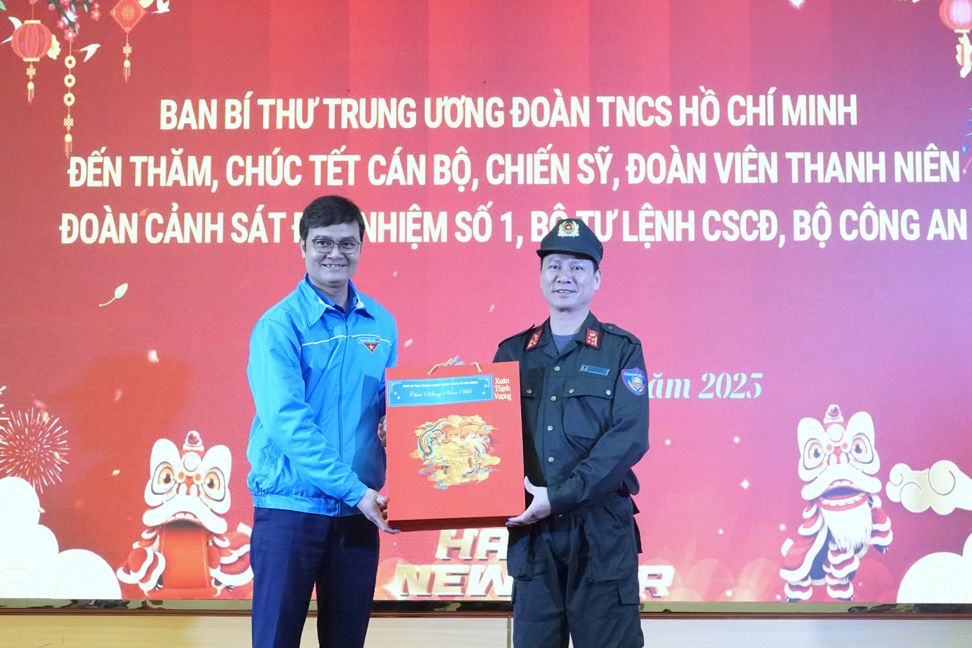 Anh Bùi Quang Huy trao quà Tết tặng Đoàn Cảnh sát đặc nhiệm số 1. Anh Bùi Quang Huy trao quà Tết tặng Đoàn Cảnh sát đặc nhiệm số 1.