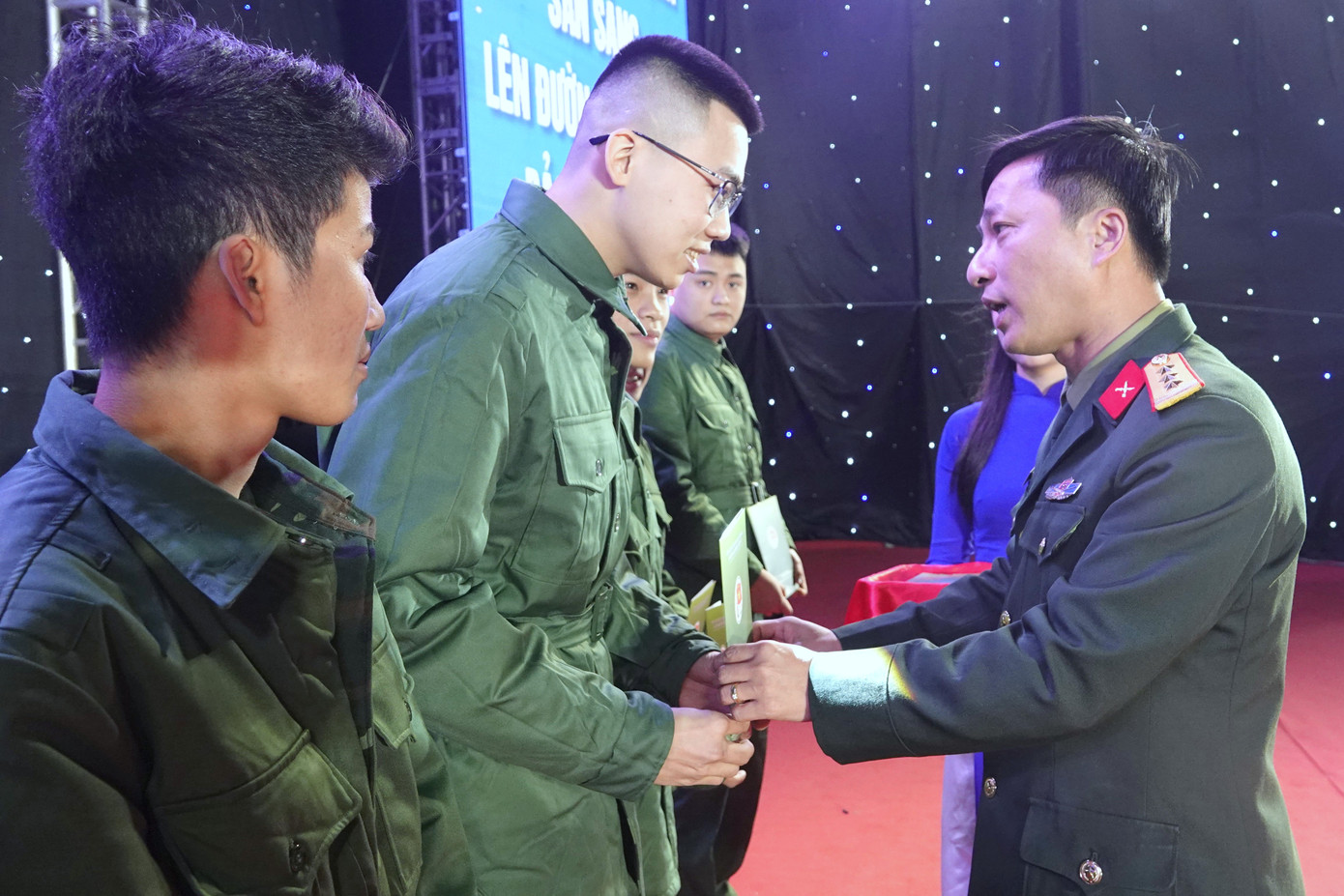 Thượng tá Nguyễn Quang Huy - Ủy viên BCH Trung ương Đoàn, Phụ trách Trưởng Ban Thanh niên Quân đội, trao quà tặng các thanh niên thành phố Bắc Ninh trước ngày lên đường nhập ngũ, tối 11/2. Thượng tá Nguyễn Quang Huy - Ủy viên BCH Trung ương Đoàn, Phụ trách Trưởng Ban Thanh niên Quân đội, trao quà tặng các thanh niên thành phố Bắc Ninh trước ngày lên đường nhập ngũ, tối 11/2.